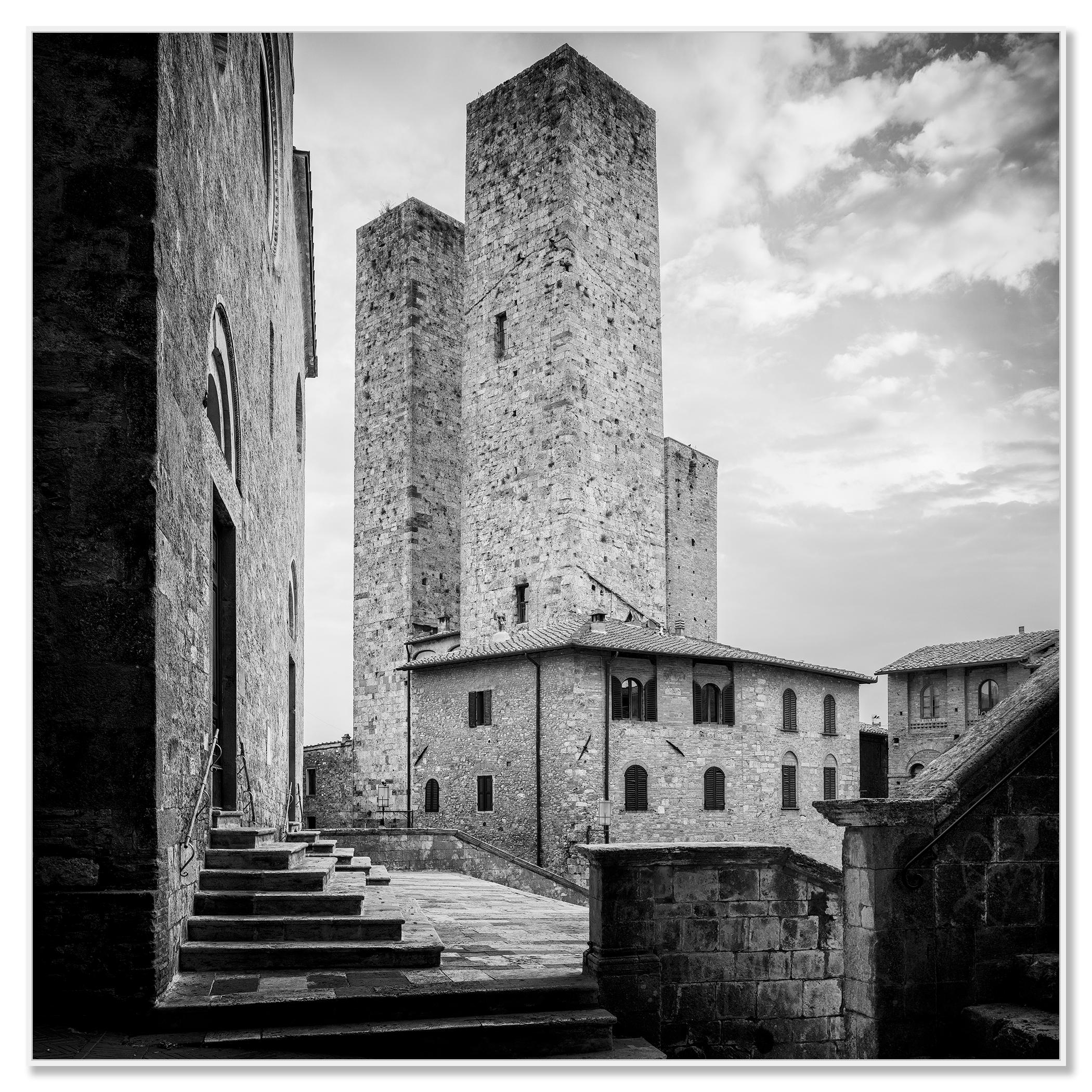 San Gimignano, centre historique, Toscane, photographie de paysage en noir et blanc - Photograph de Gerald Berghammer