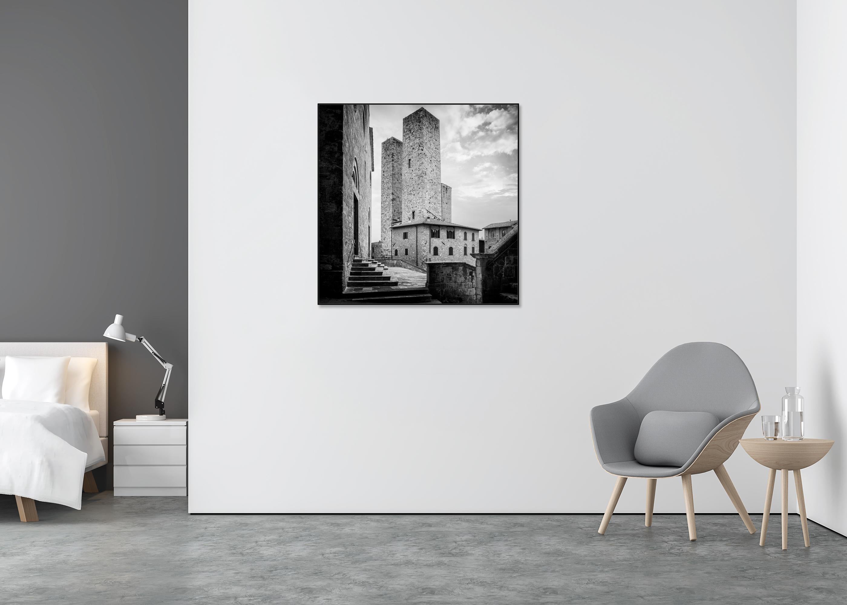 San Gimignano, centre historique, Toscane, photographie de paysage en noir et blanc - Gris Landscape Photograph par Gerald Berghammer