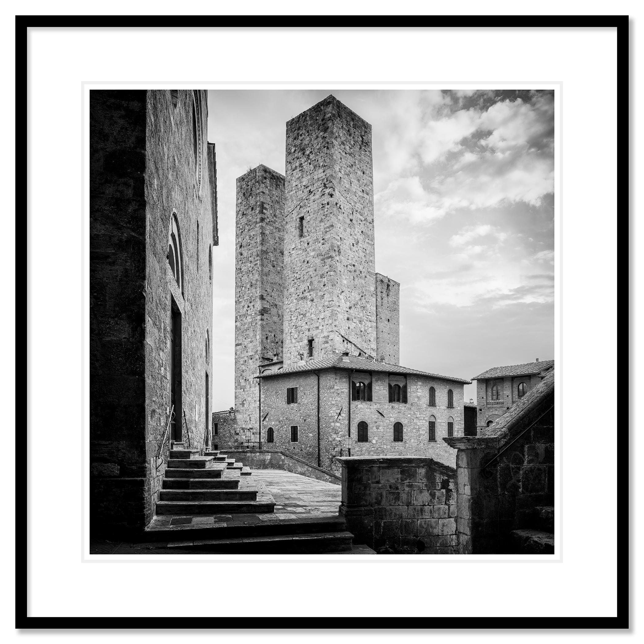 San Gimignano, centre historique, Toscane, photographie de paysage en noir et blanc en vente 1