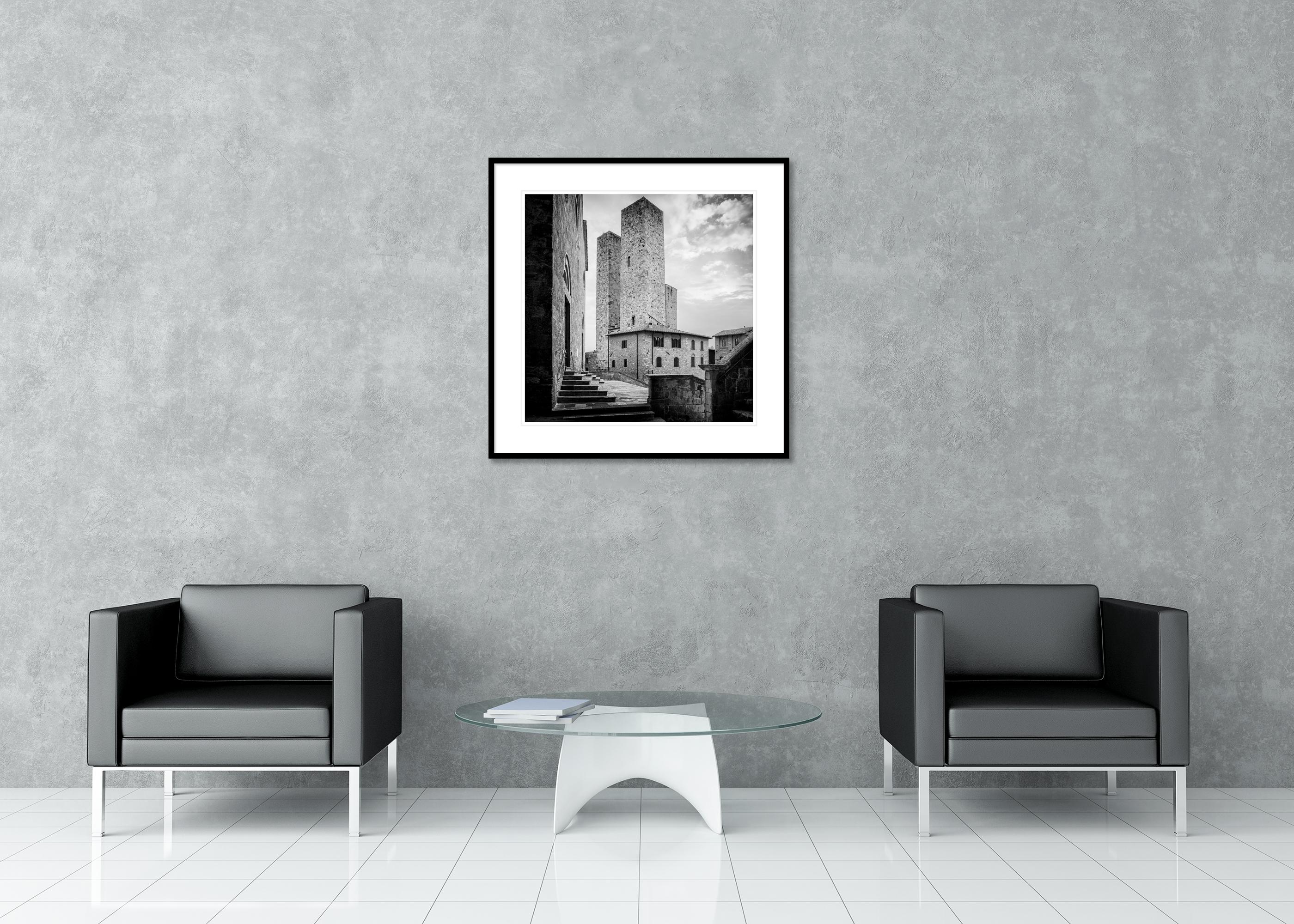 San Gimignano, centre historique, Toscane, photographie de paysage en noir et blanc en vente 2