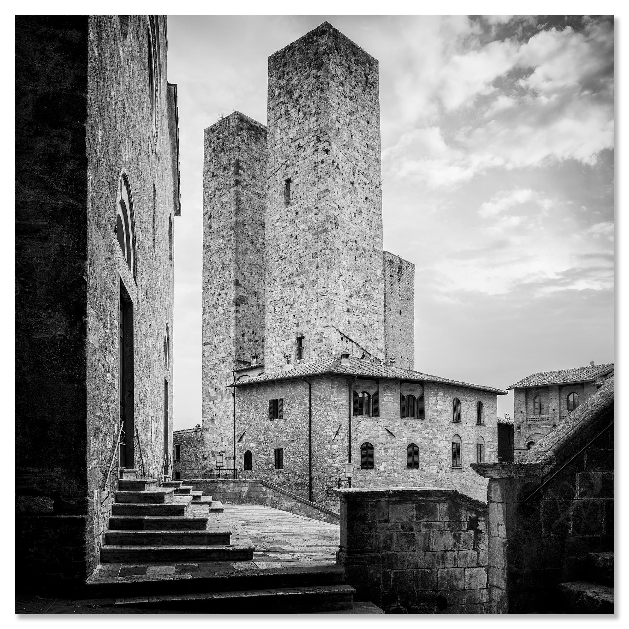 San Gimignano, centre historique, Toscane, photographie de paysage en noir et blanc en vente 3
