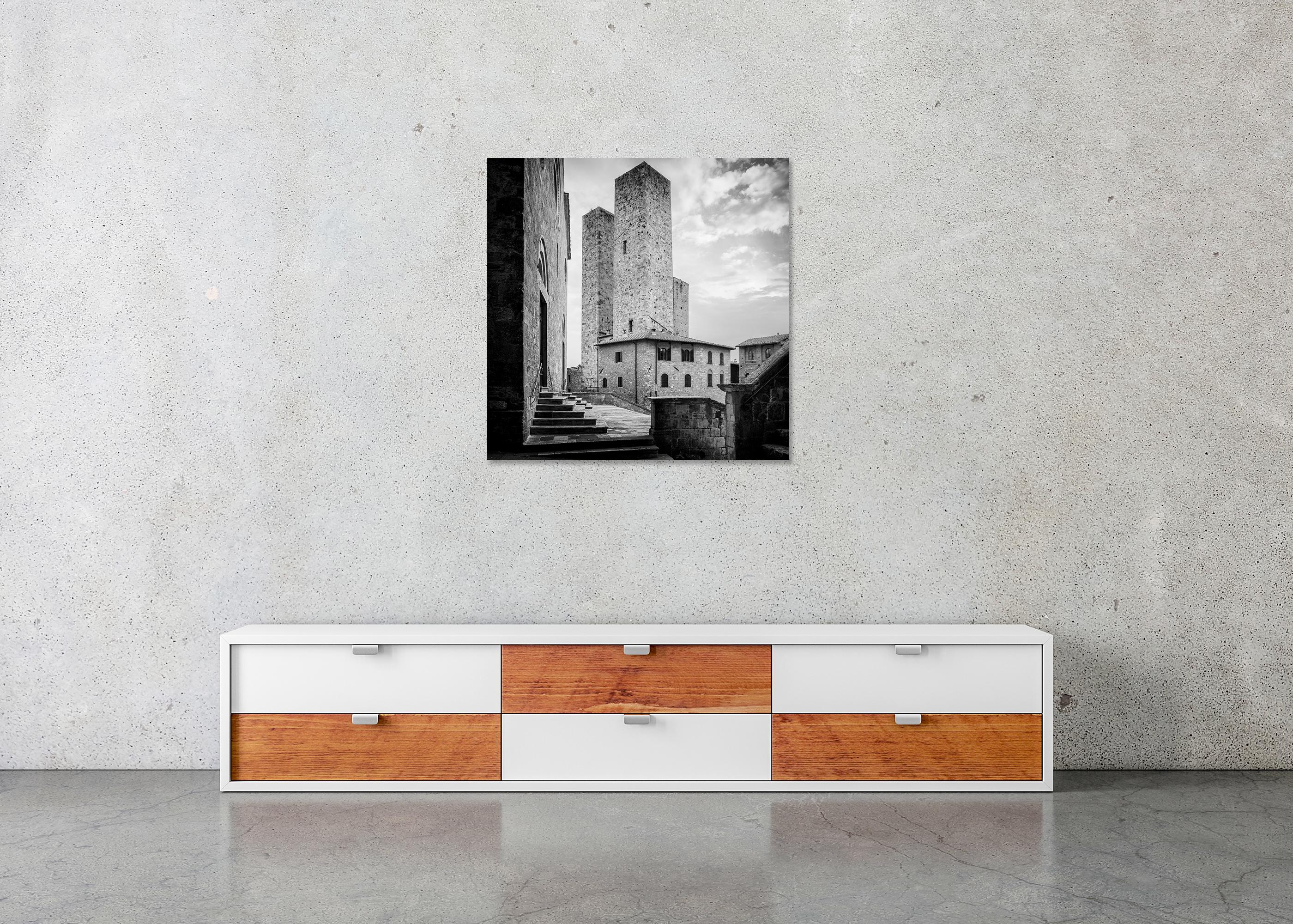 San Gimignano, centre historique, Toscane, photographie de paysage en noir et blanc en vente 4
