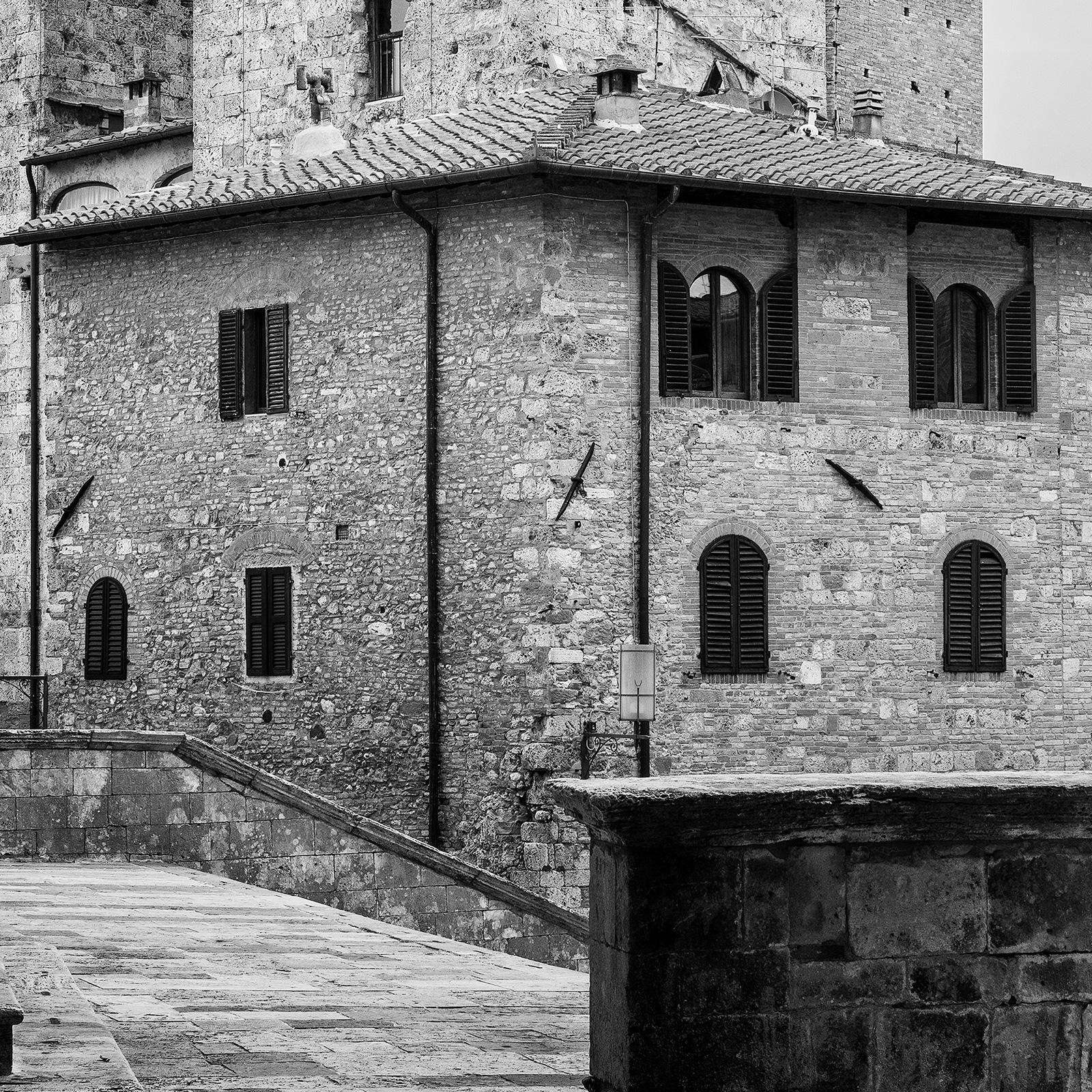 San Gimignano, historisches Zentrum, Toskana, Schwarz-Weiß-Landschaftsfotografie im Angebot 6