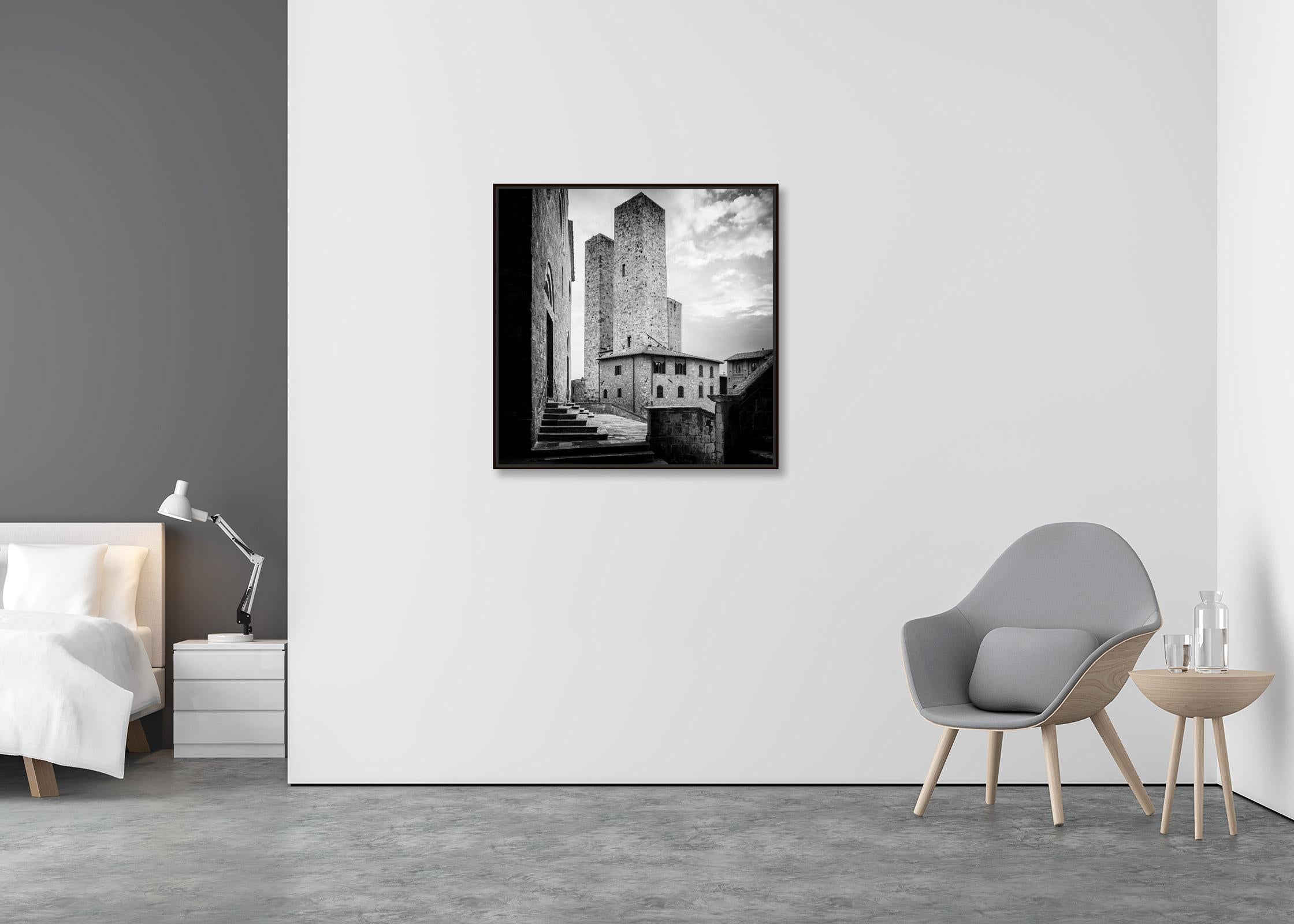 San Gimignano, historisches Zentrum, Toskana, Schwarz-Weiß-Landschaftsfotografie (Zeitgenössisch), Photograph, von Gerald Berghammer