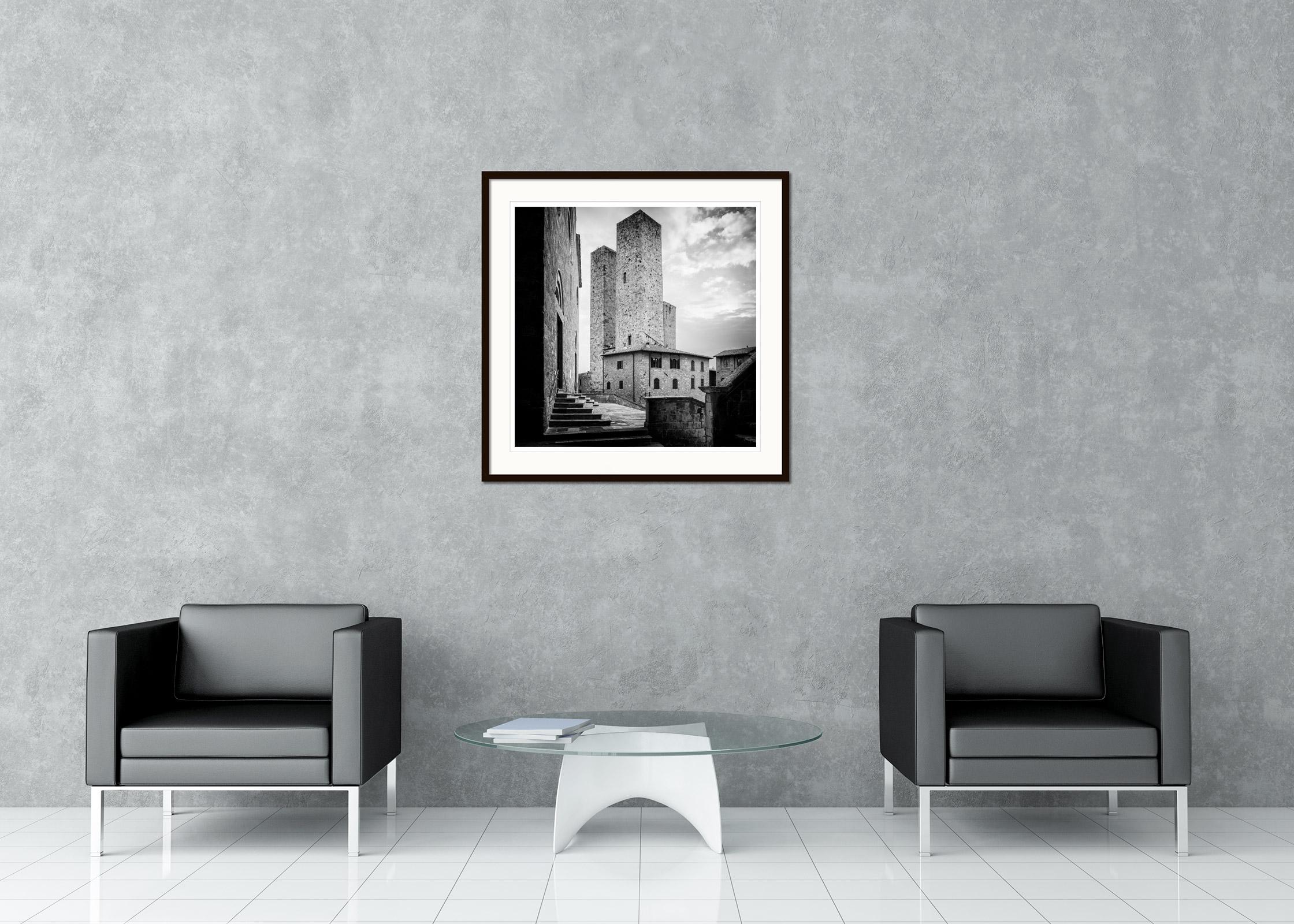 San Gimignano, historisches Zentrum, Toskana, Schwarz-Weiß-Landschaftsfotografie im Angebot 1