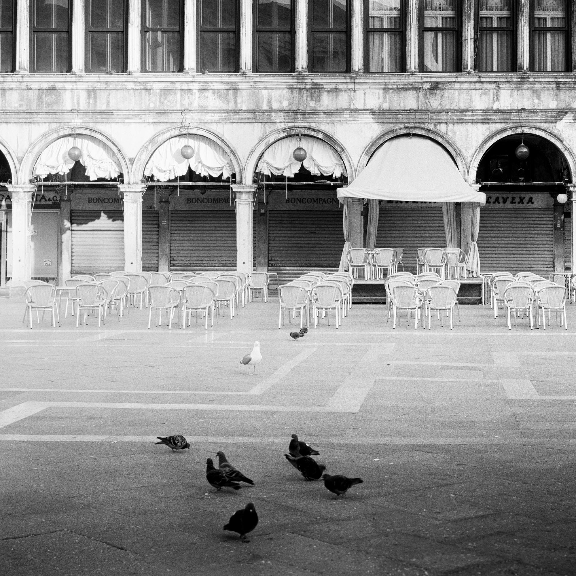San Marco, Venise, Street Art, photographie monochrome, paysage urbain en édition limitée en vente 3