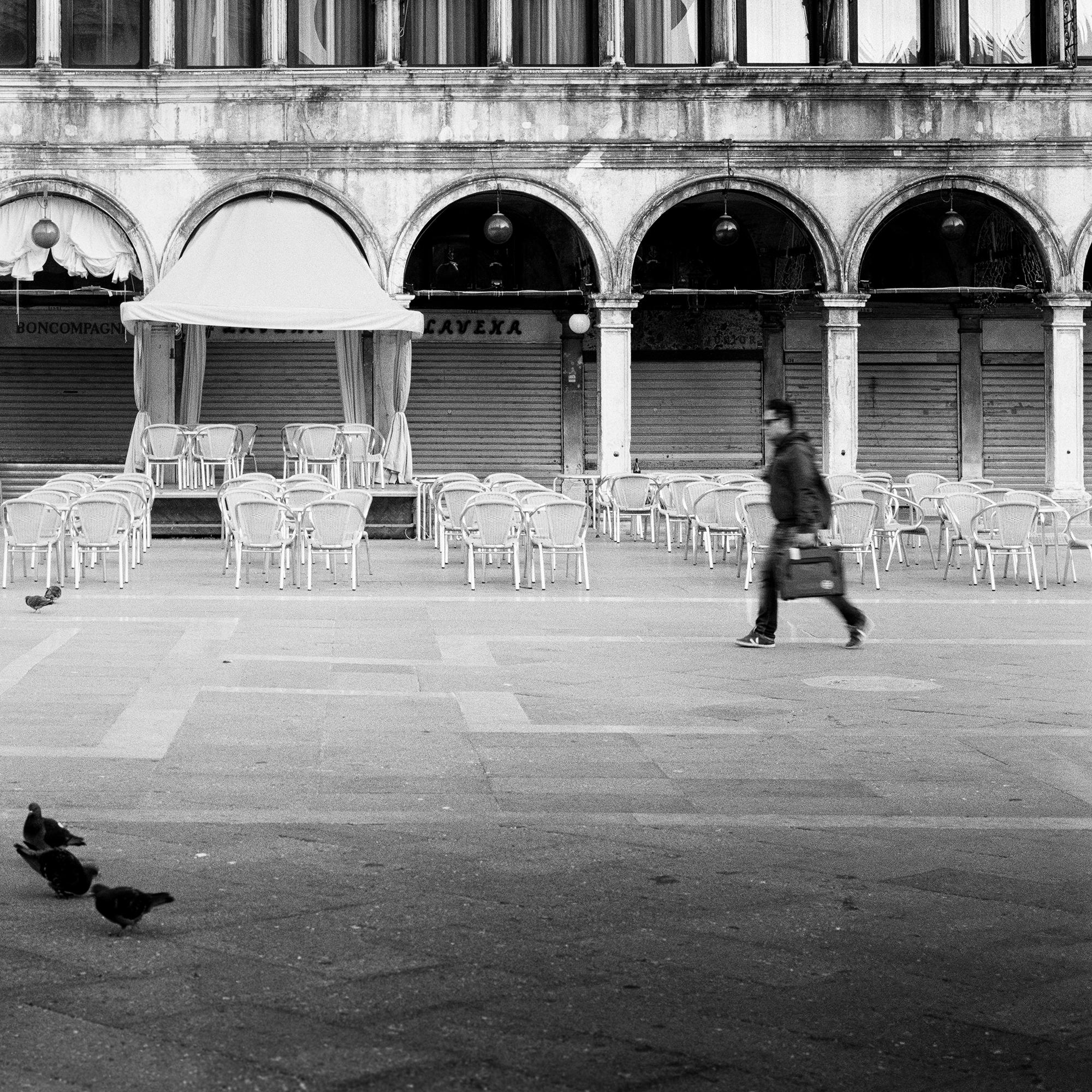 San Marco, Venise, Street Art, photographie monochrome, paysage urbain en édition limitée en vente 4