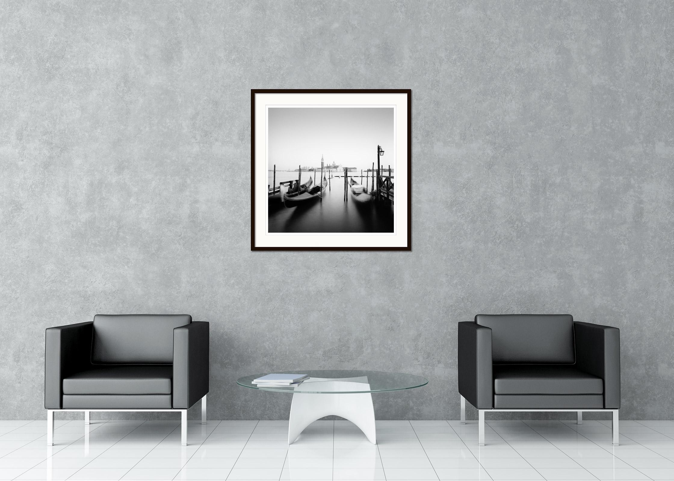 Photographie d'art en noir et blanc, longue exposition, paysage aquatique - paysage urbain. Tirage à l'encre pigmentaire d'archives faisant partie d'une édition limitée à 9 exemplaires. Tous les tirages de Gerald Berghammer sont réalisés sur