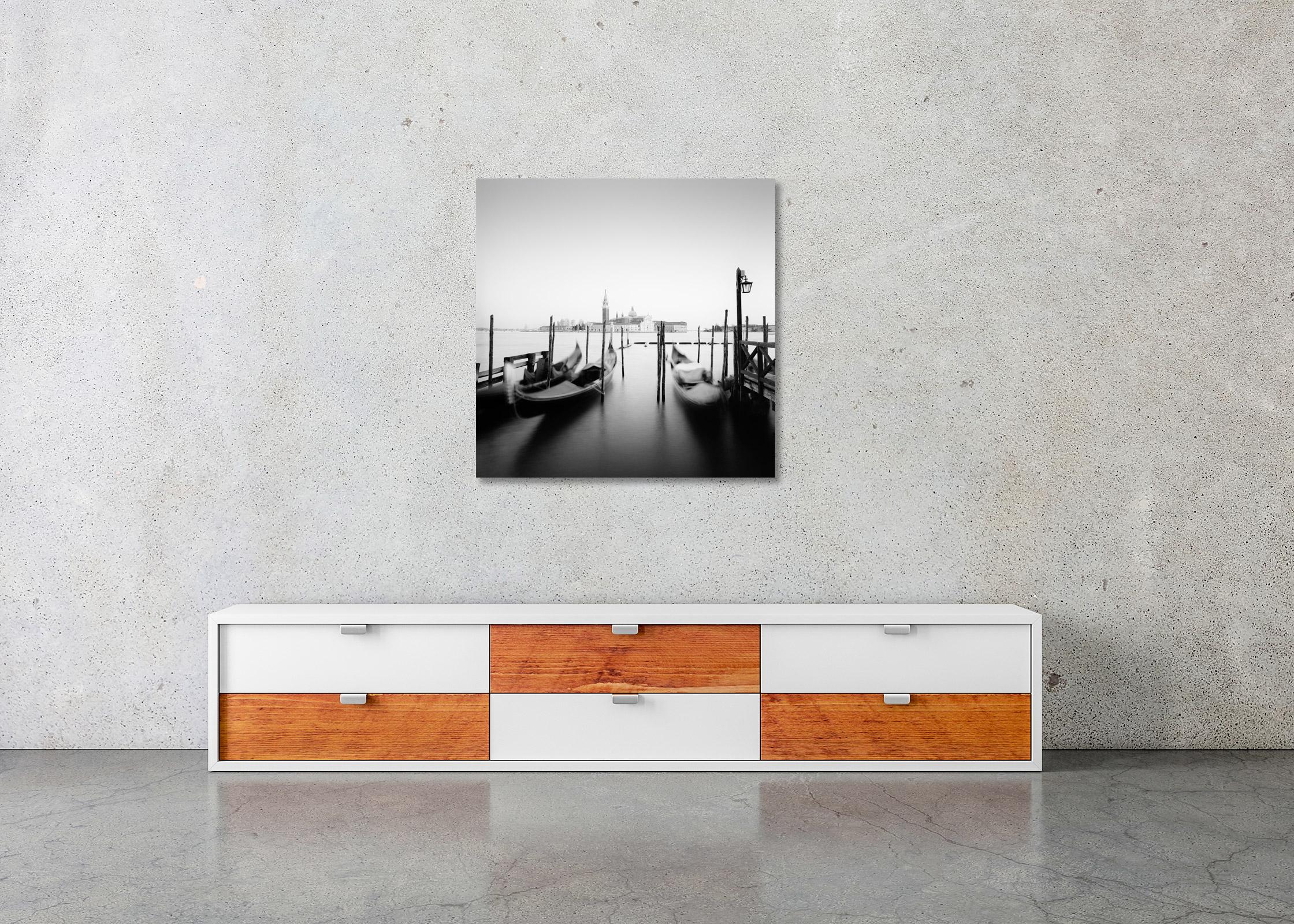 Santa Maria della Salute, Gondola, Venise, photographie monochrome, tirage limité en vente 1