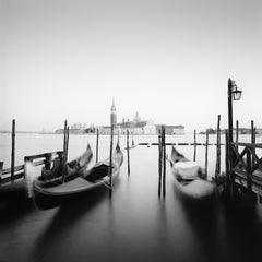 Santa Maria della Salute, Gondole, Venise, photographie de paysage urbain en noir et blanc