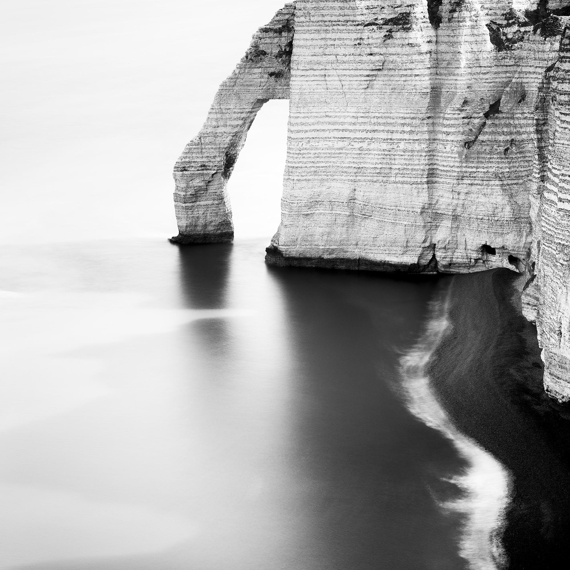 El Arco del Mar en Etretat, paisaje en blanco y negro, fotografía de edición limitada en venta 5