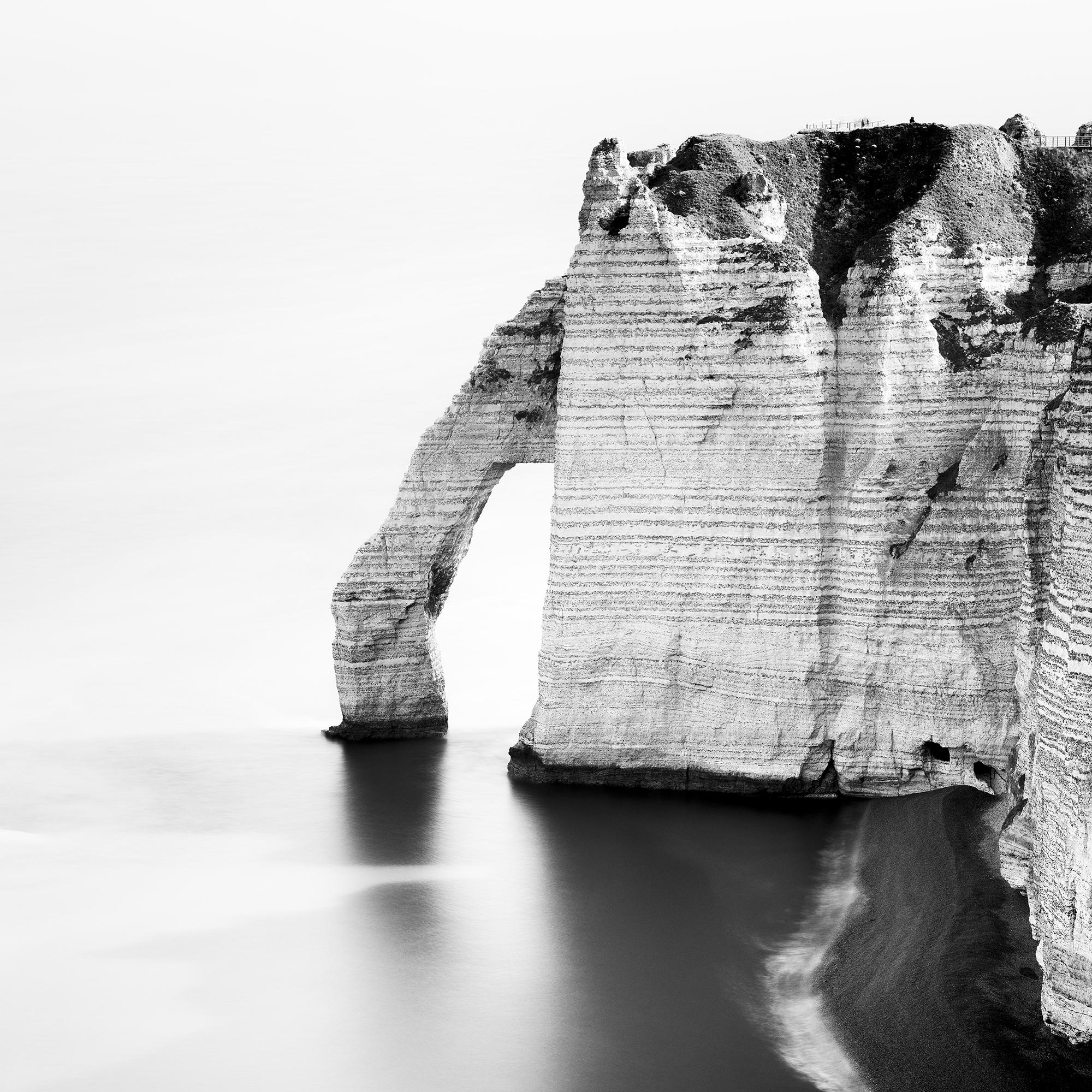 El Arco del Mar en Etretat, paisaje en blanco y negro, fotografía de edición limitada en venta 6