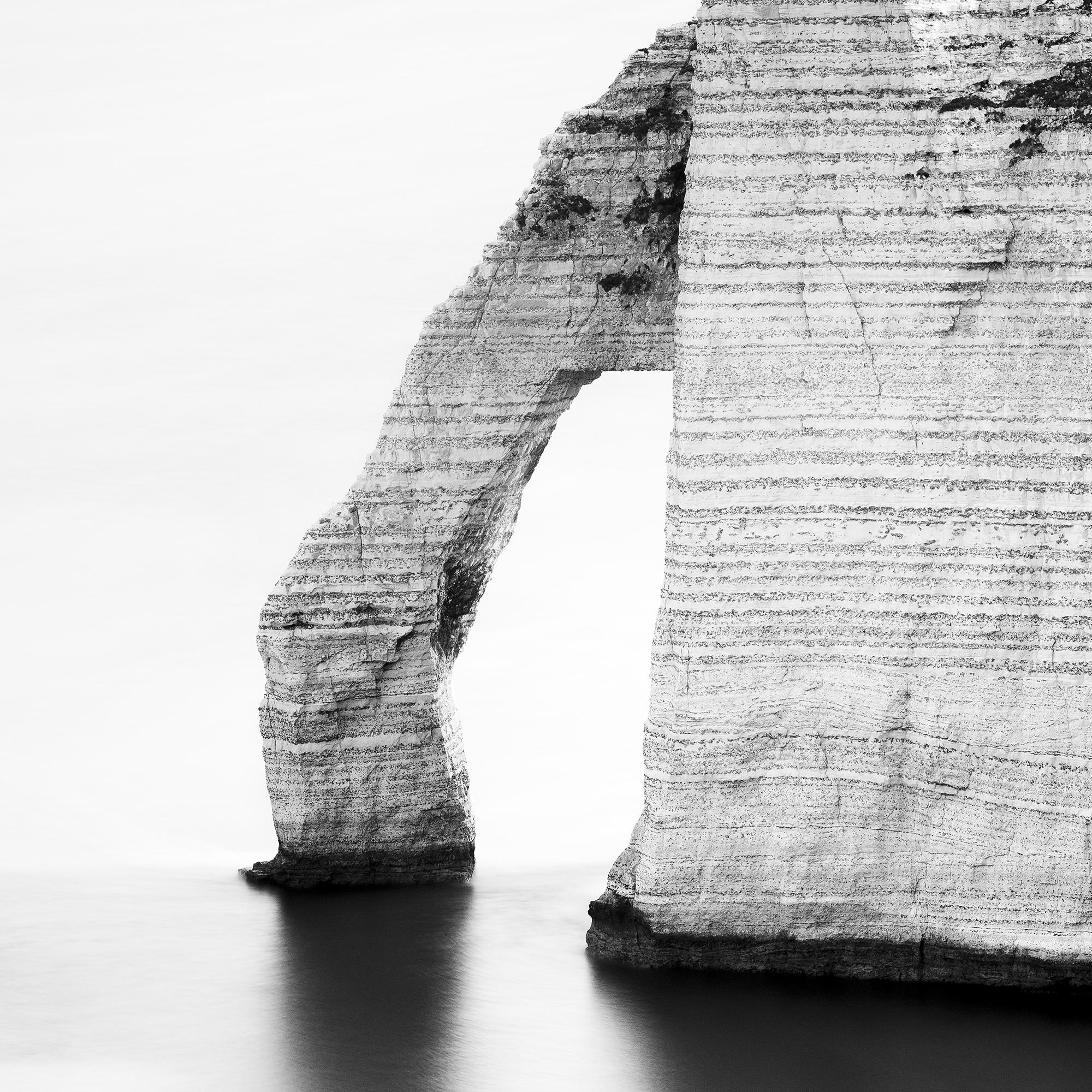 El Arco del Mar en Etretat, paisaje en blanco y negro, fotografía de edición limitada en venta 7