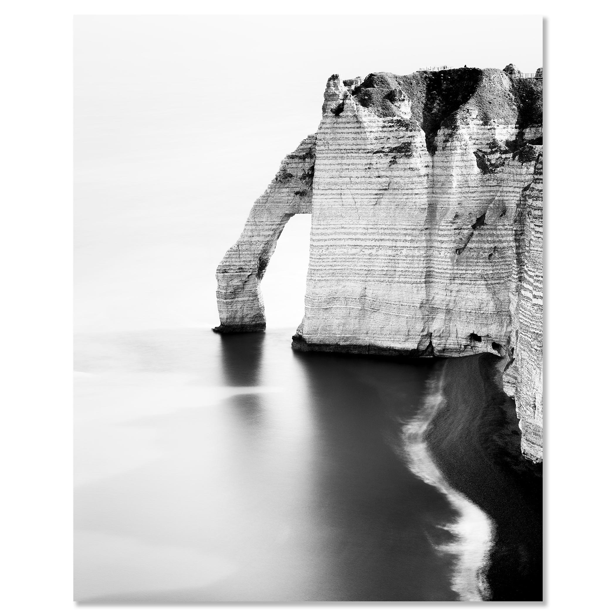 El Arco del Mar en Etretat, paisaje en blanco y negro, fotografía de edición limitada en venta 3
