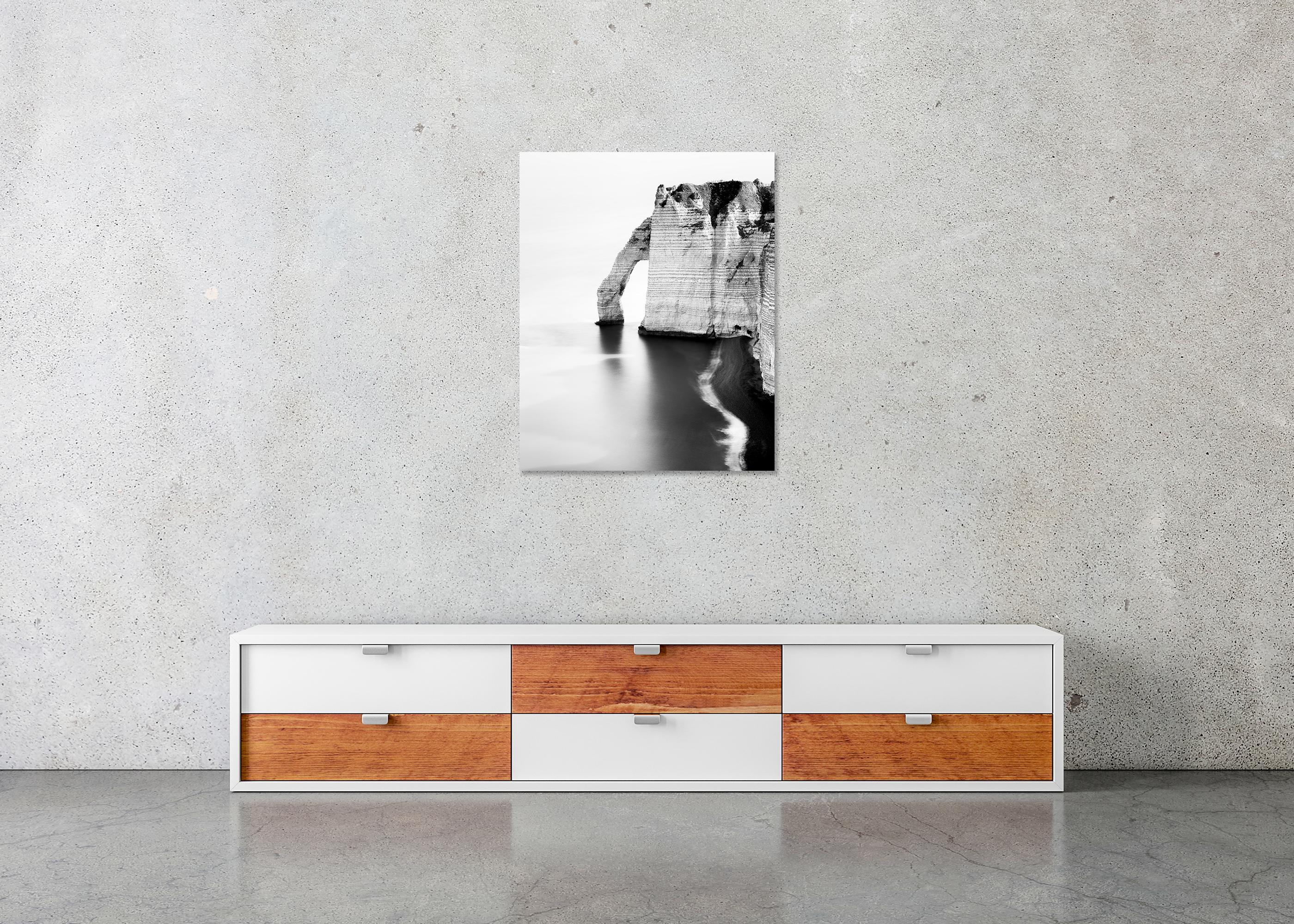El Arco del Mar en Etretat, paisaje en blanco y negro, fotografía de edición limitada en venta 4
