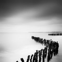 Meeresbrecher, Frankreich, minimalistische Schwarz-Weiß-Fotografie, Landschaft, Drucke