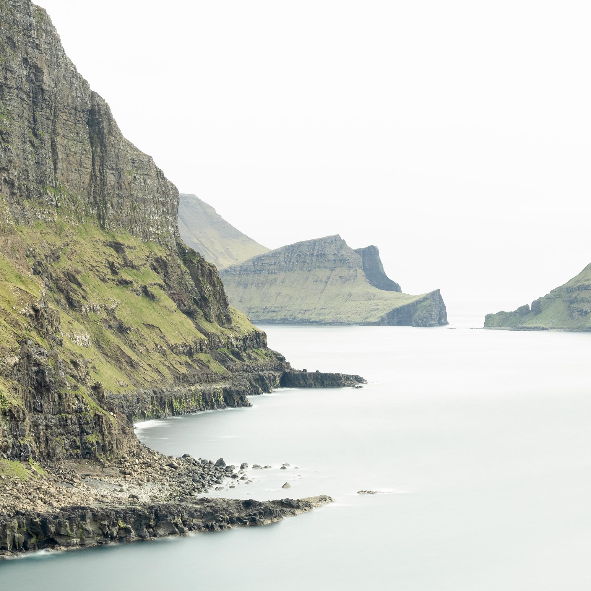 Panorama de falaises maritimes - longue exposition - Îles Féroé, photo limitée en vente 7