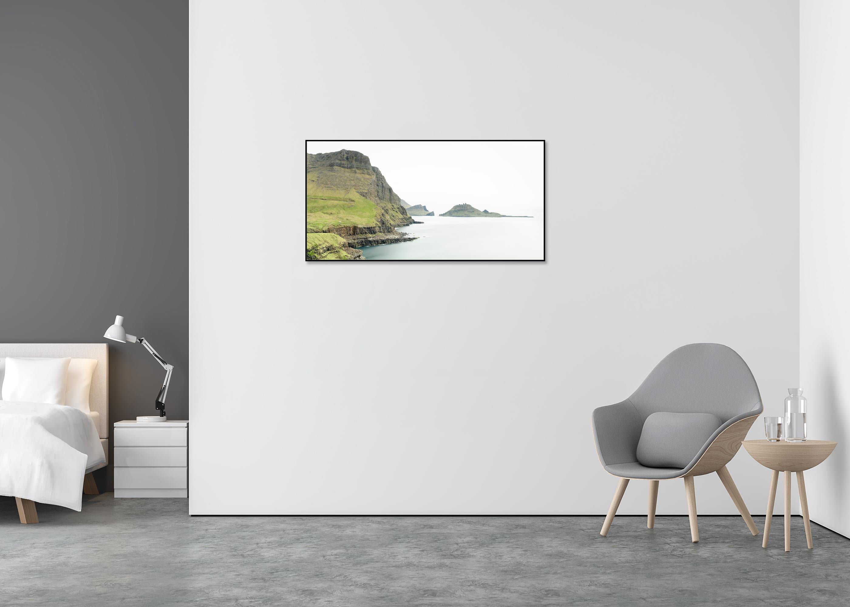 Panorama de falaises maritimes - longue exposition - Îles Féroé, photo limitée - Beige Landscape Photograph par Gerald Berghammer