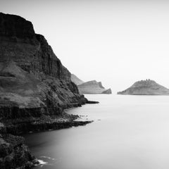 Acantilados marinos, costa, Islas Feroe, edición limitada, paisaje marino monocromo