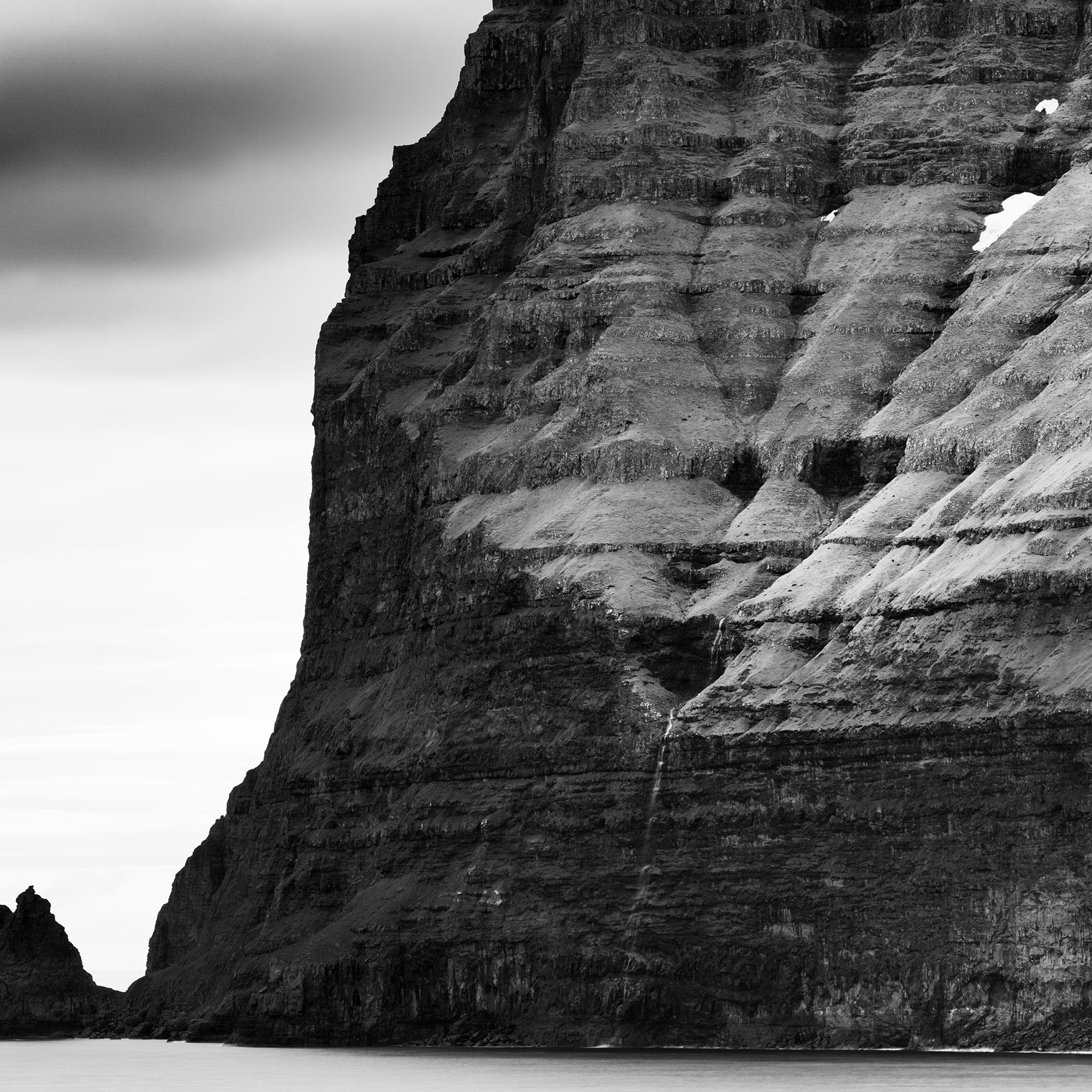 Scogliere di mare con tempo burrascoso, Isole Faroe, stampa artistica limitata a lunga esposizione in vendita 7