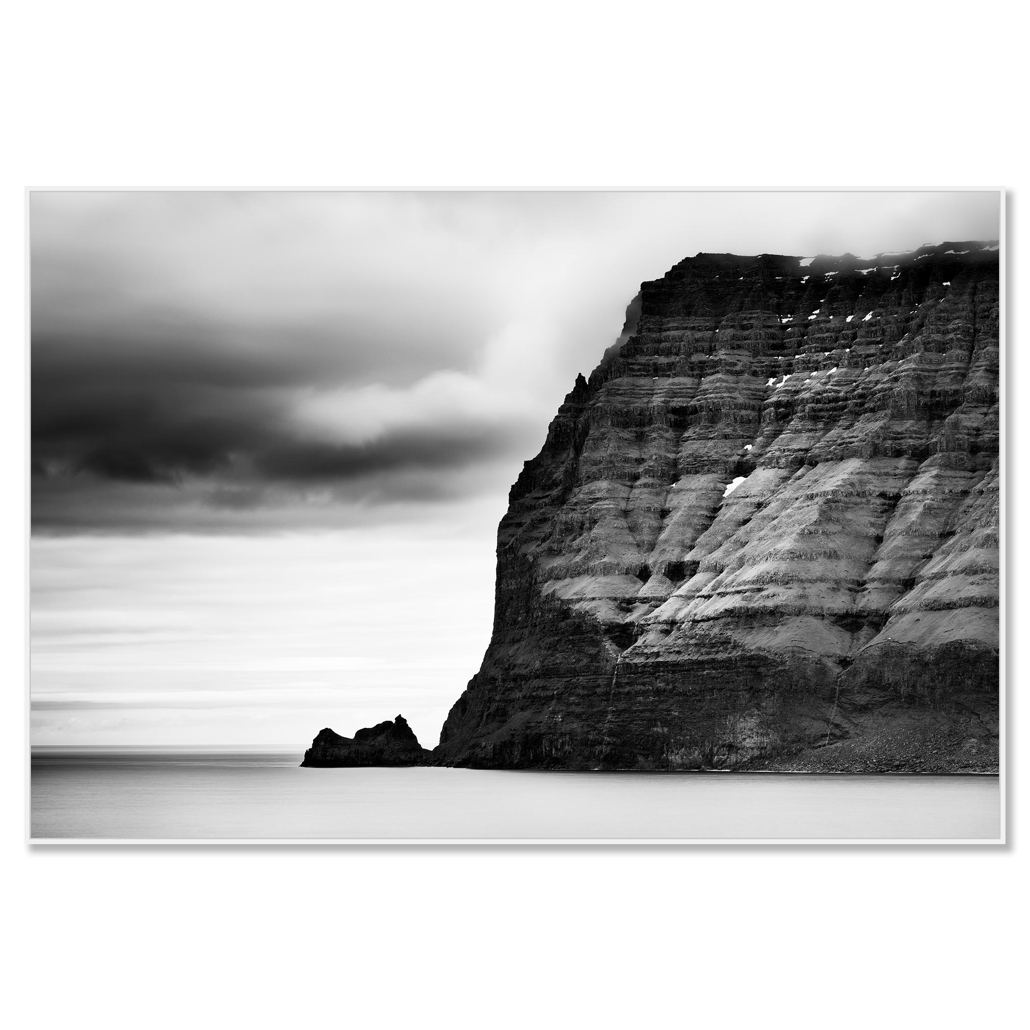 Scogliere di mare con tempo burrascoso, Isole Faroe, stampa artistica limitata a lunga esposizione - Photograph di Gerald Berghammer