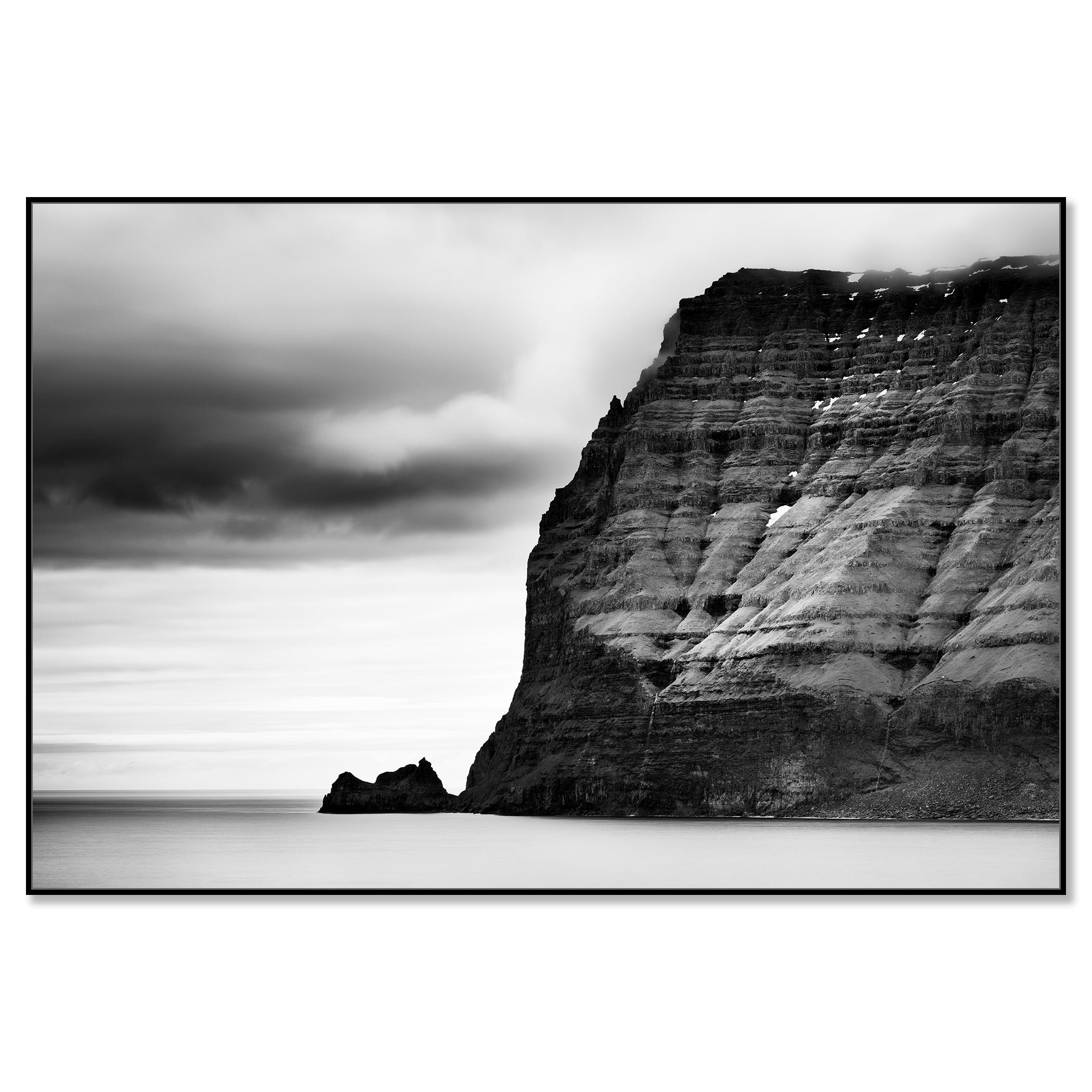 Scogliere di mare con tempo burrascoso, Isole Faroe, stampa artistica limitata a lunga esposizione - Photograph Contemporaneo di Gerald Berghammer
