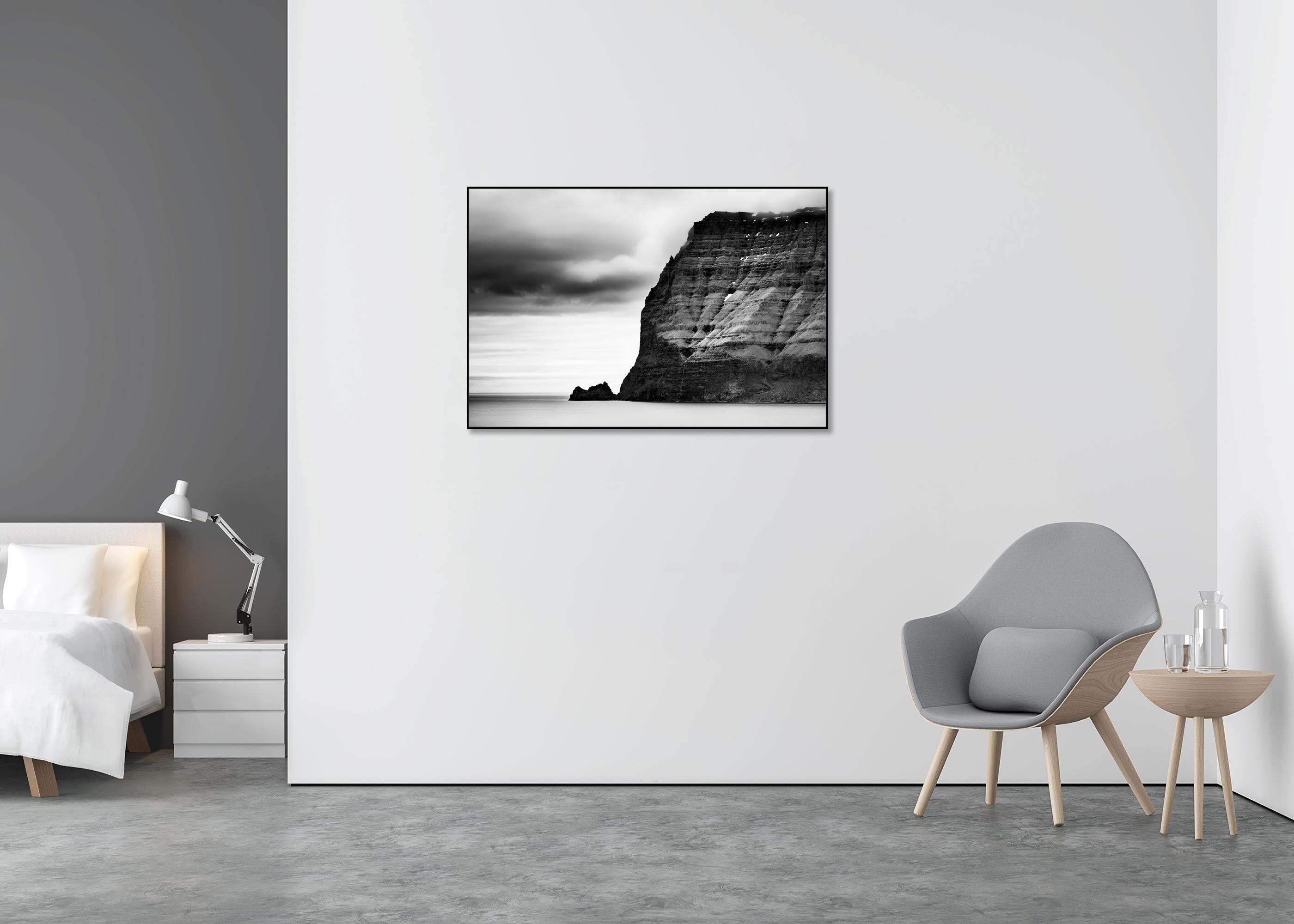 Scogliere di mare con tempo burrascoso, Isole Faroe, stampa artistica limitata a lunga esposizione - Black and White Photograph Grigio di Gerald Berghammer