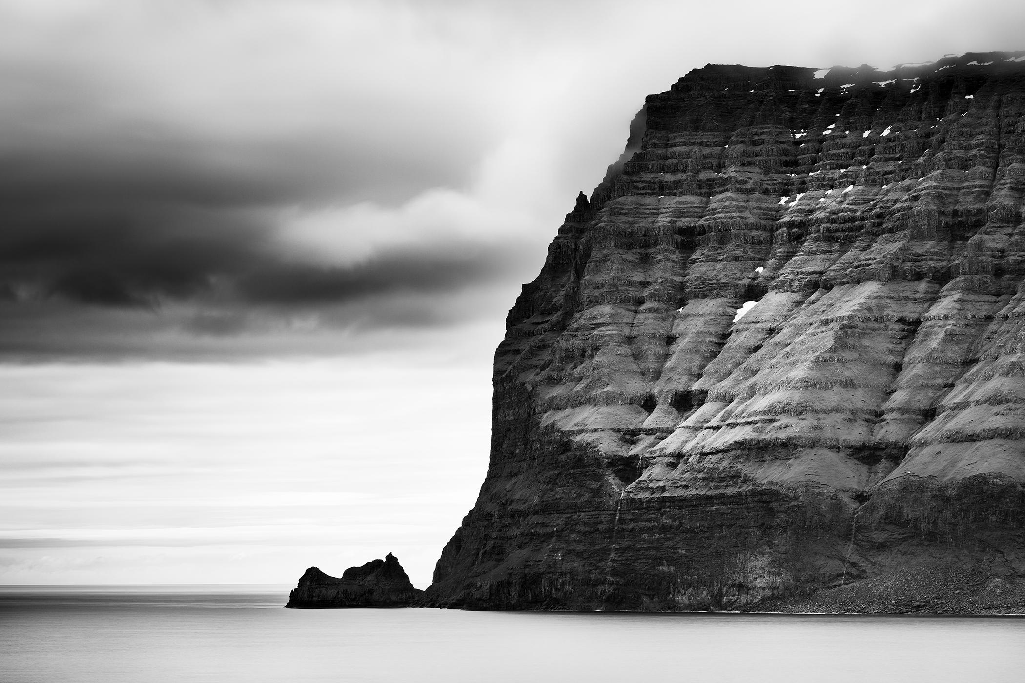 Black and White Photograph di Gerald Berghammer - Scogliere di mare con tempo burrascoso, Isole Faroe, stampa artistica limitata a lunga esposizione