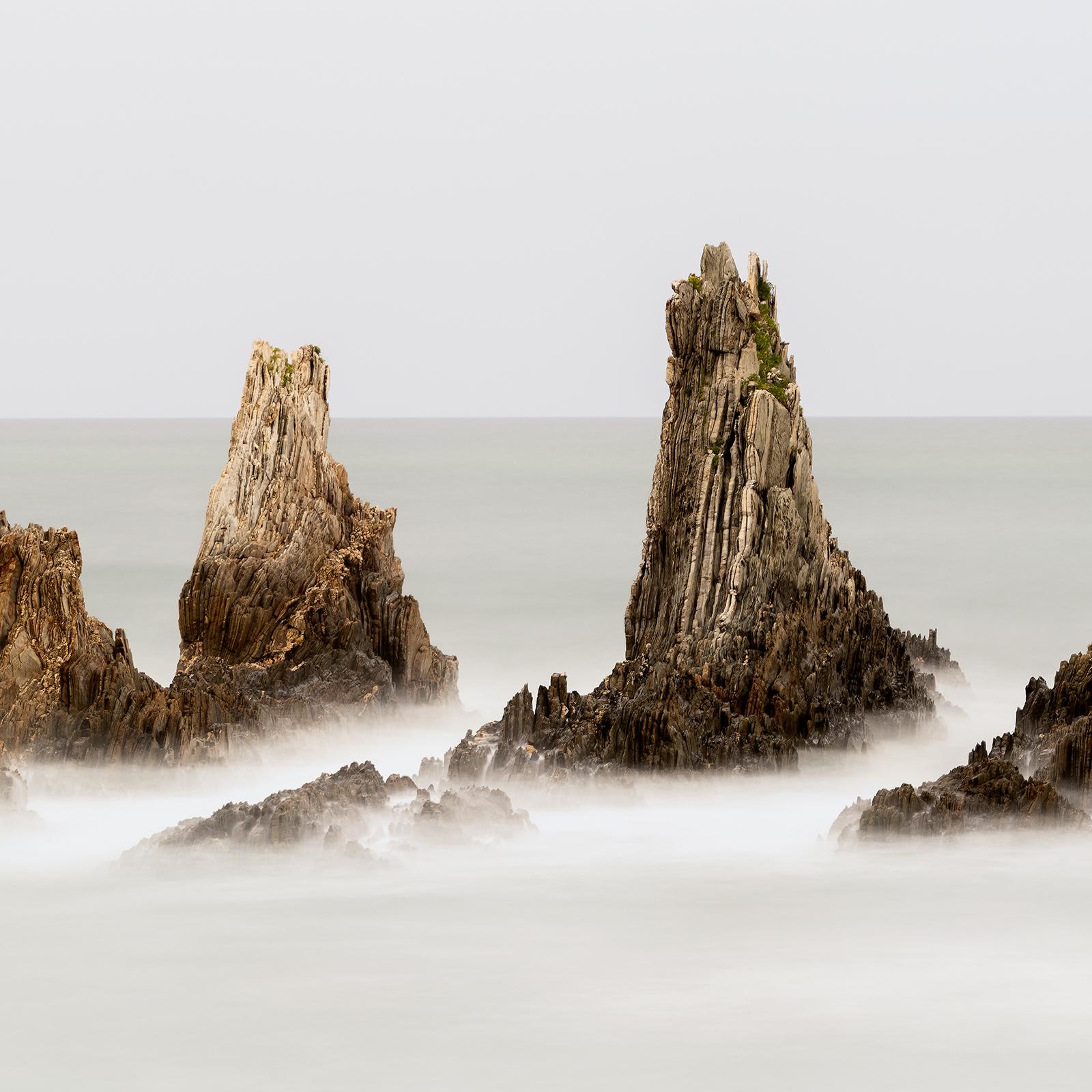 Sea Stack, Bay of Biscay, Farbfotografie, limitierte Auflage, Meereslandschaft im Angebot 5