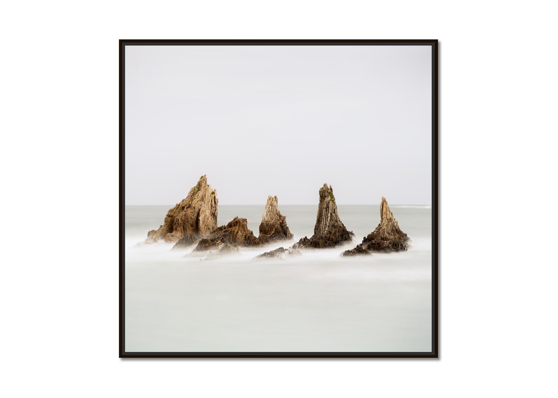 Sea Stack, Bay of Biscay, Farbfotografie, limitierte Auflage, Meereslandschaft – Photograph von Gerald Berghammer