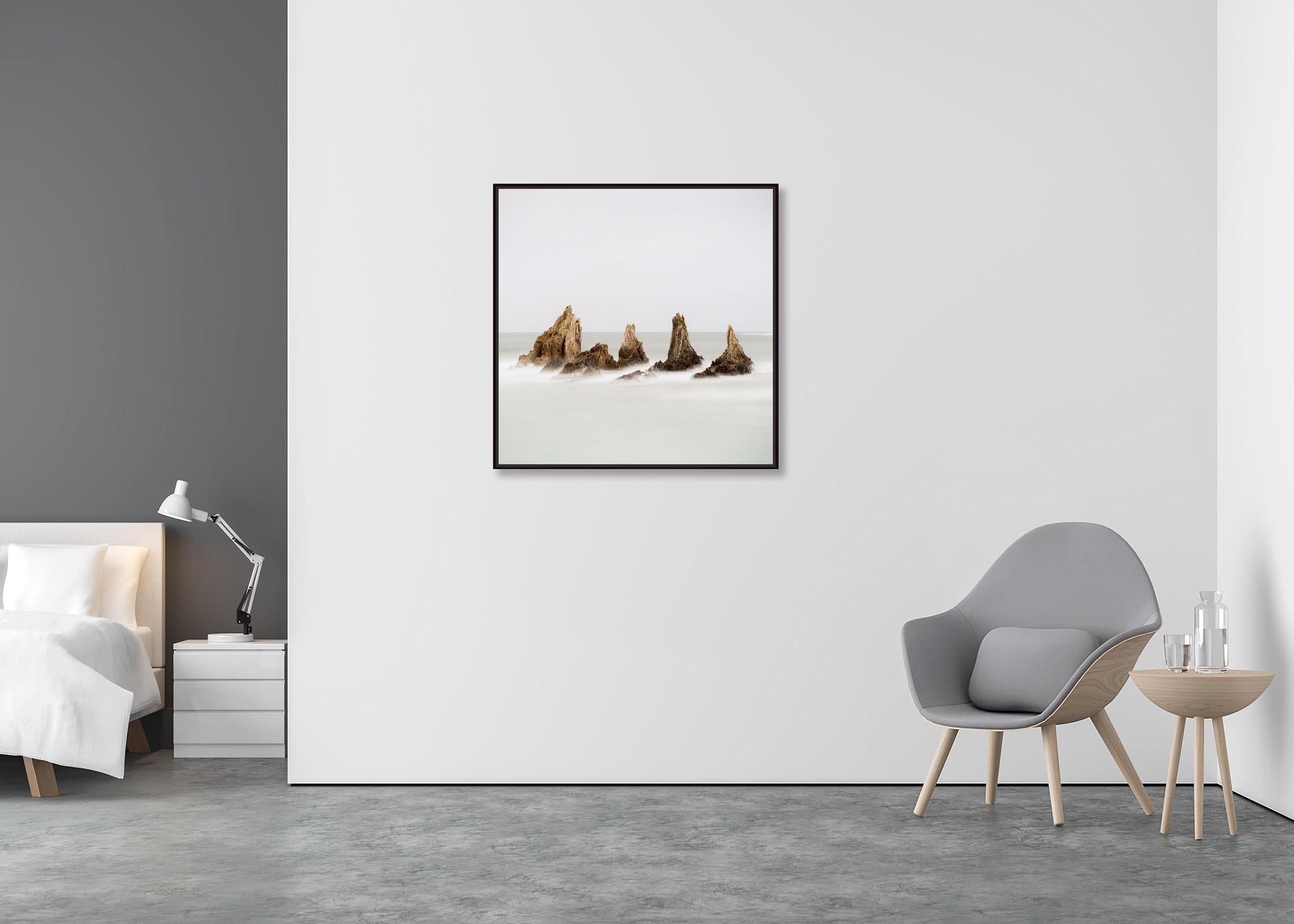 Sea Stack, Bay of Biscay, Farbfotografie, limitierte Auflage, Meereslandschaft (Zeitgenössisch), Photograph, von Gerald Berghammer
