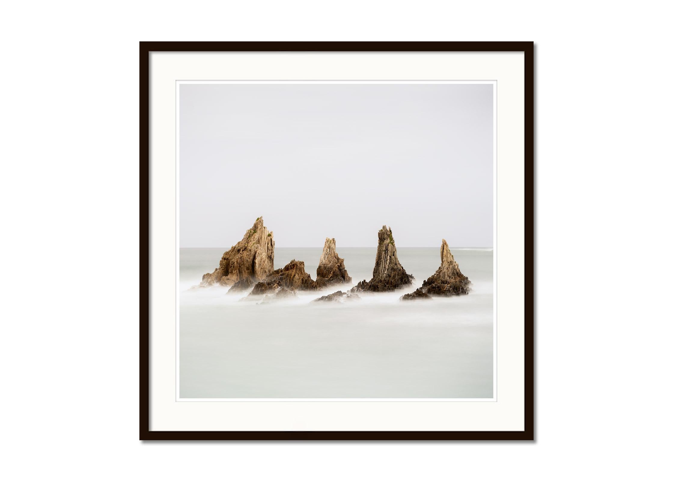Sea Stack, Bay of Biscay, Farbfotografie, limitierte Auflage, Meereslandschaft (Grau), Color Photograph, von Gerald Berghammer
