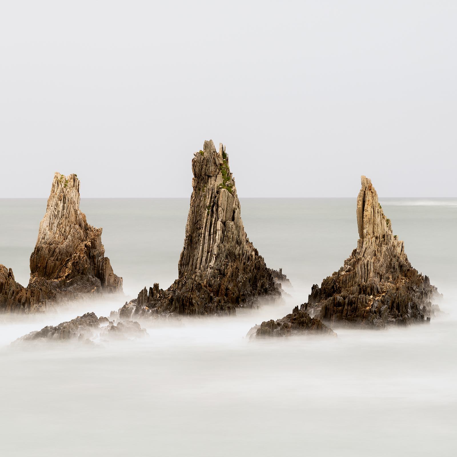 Sea Stack, Bay of Biscay, Farbfotografie, limitierte Auflage, Meereslandschaft im Angebot 4