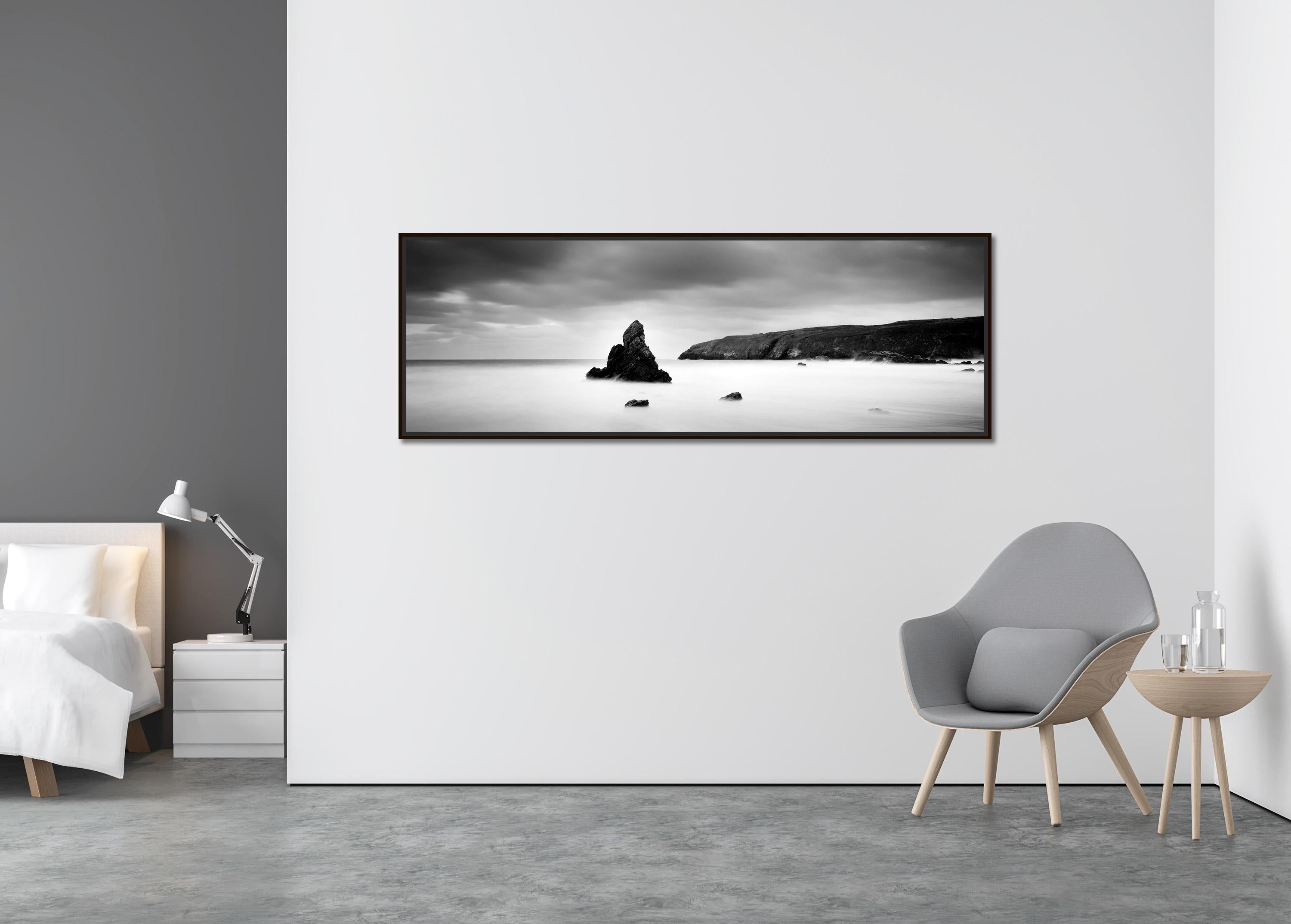 Sea Stack Panorama, Shoreline, Escocia, fotografía de paisaje, edición limitada - Photograph Contemporáneo de Gerald Berghammer