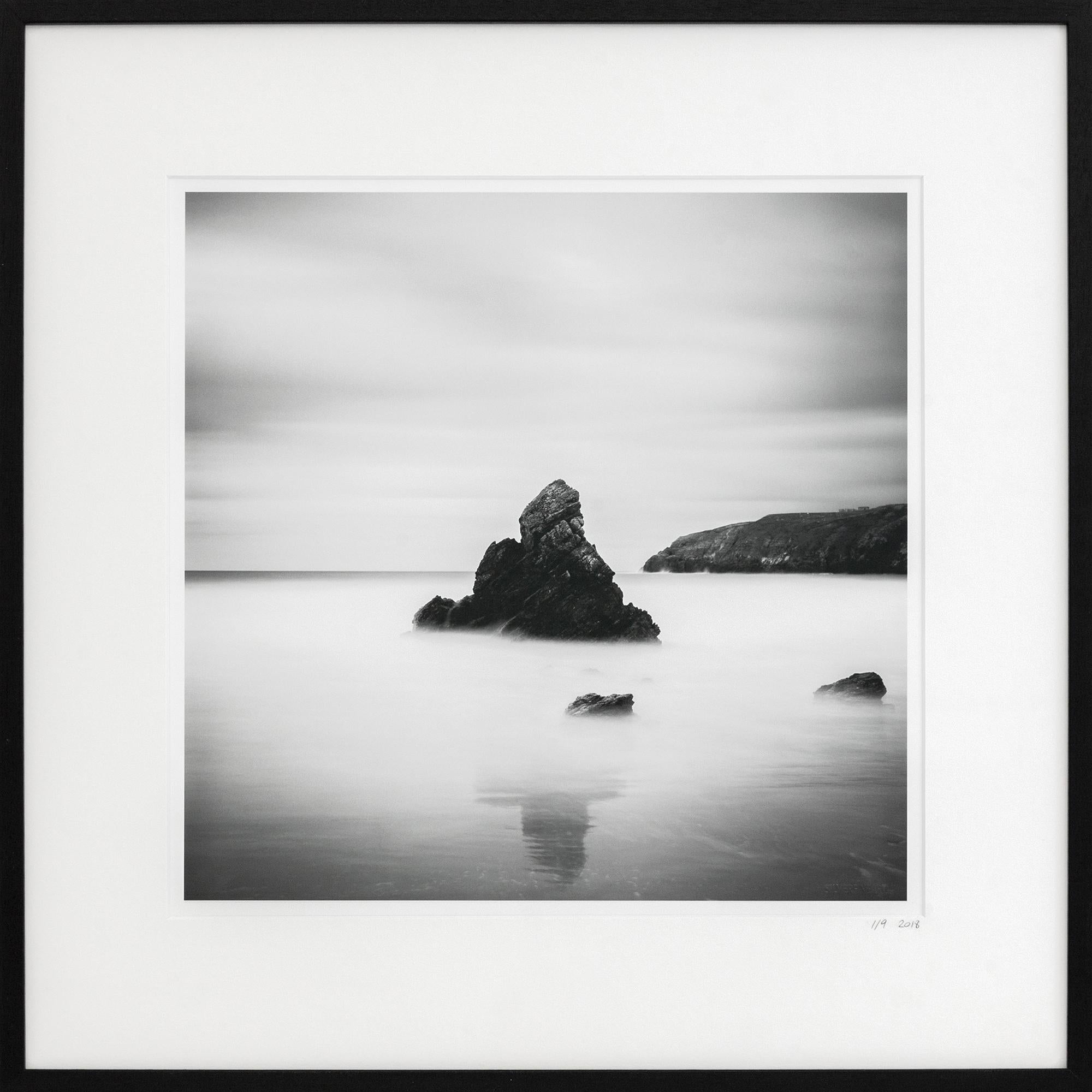 Gerald Berghammer Landscape Photograph – Stack am Meer, schottische Felsenküste, Schwarz-Weiß- analoge Fotografie, Holzrahmen