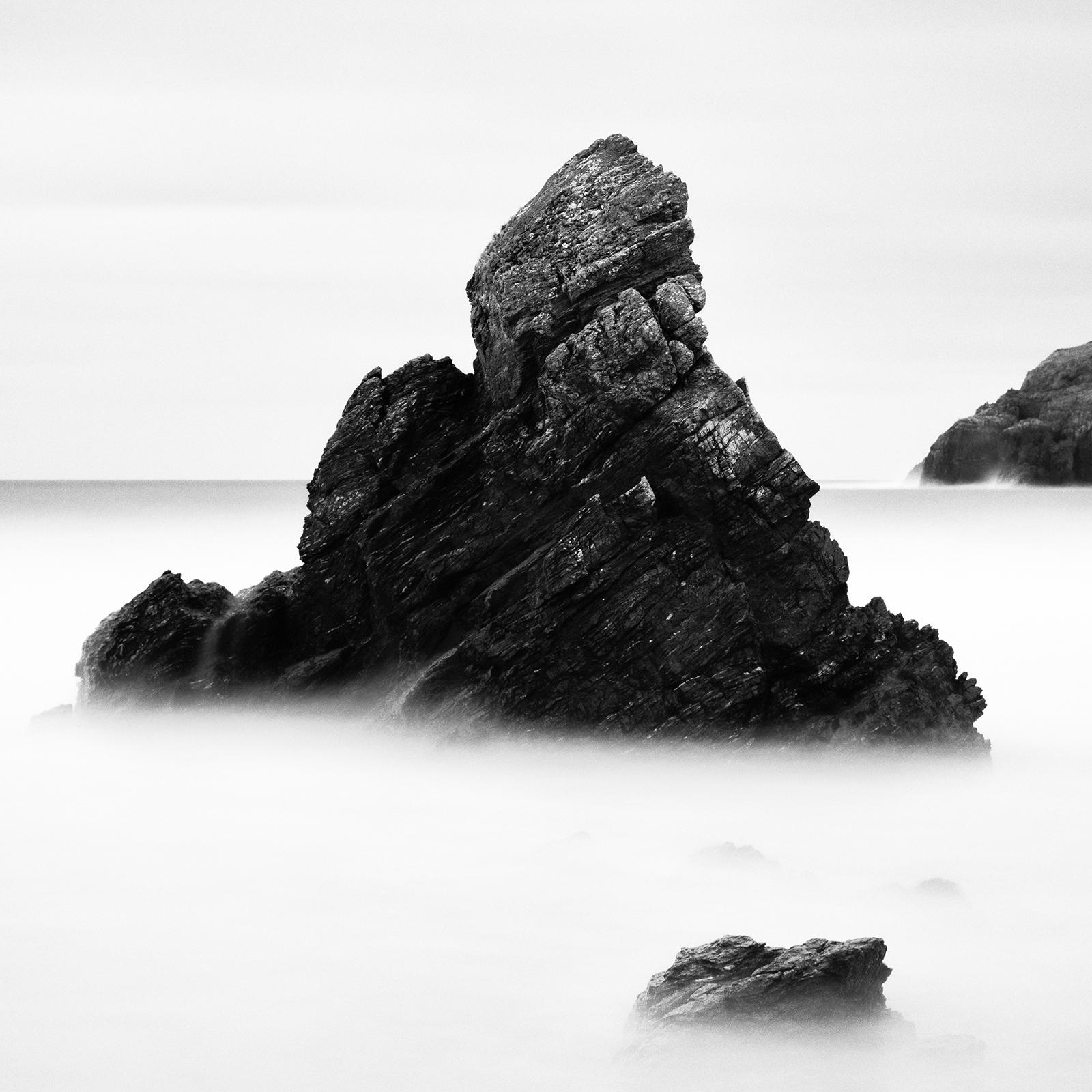 Stack am Meer, schottische Felsenküste, Schottland, Schwarz-Weiß-Fotografie, Landschaft im Angebot 5