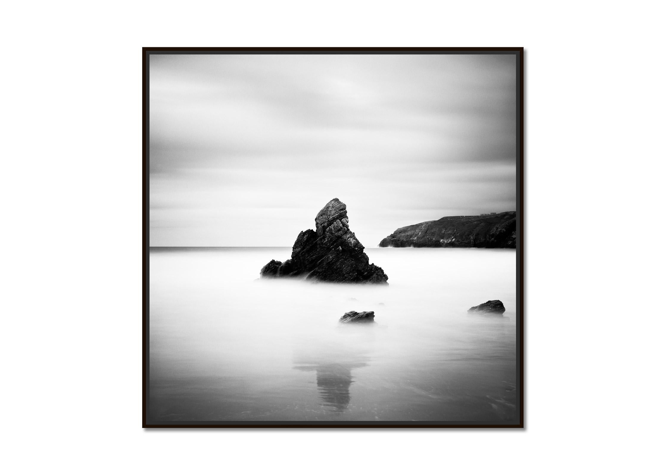 Stack am Meer, schottische Felsenküste, Schottland, Schwarz-Weiß-Fotografie, Landschaft – Photograph von Gerald Berghammer