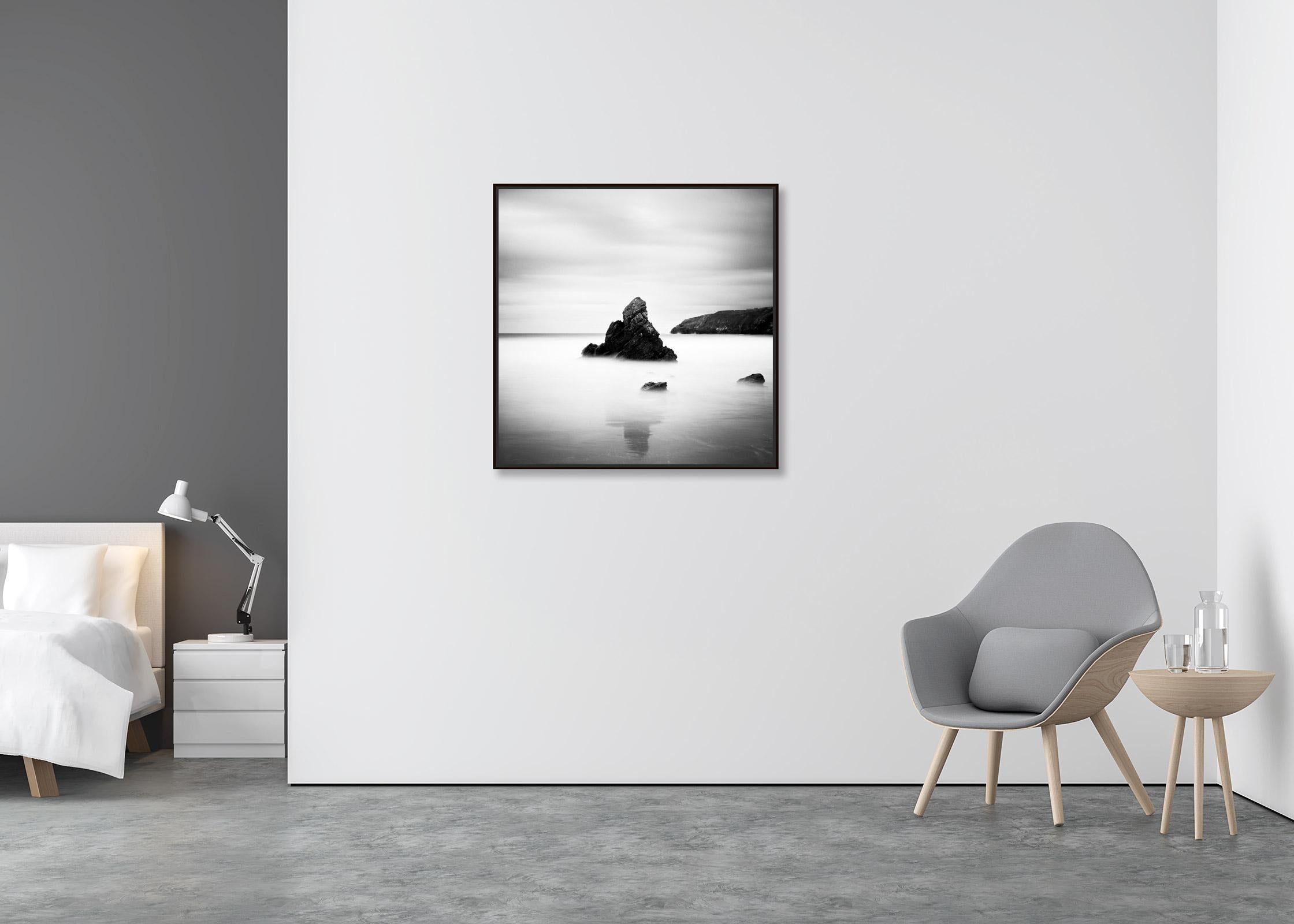 Stack am Meer, schottische Felsenküste, Schottland, Schwarz-Weiß-Fotografie, Landschaft (Zeitgenössisch), Photograph, von Gerald Berghammer
