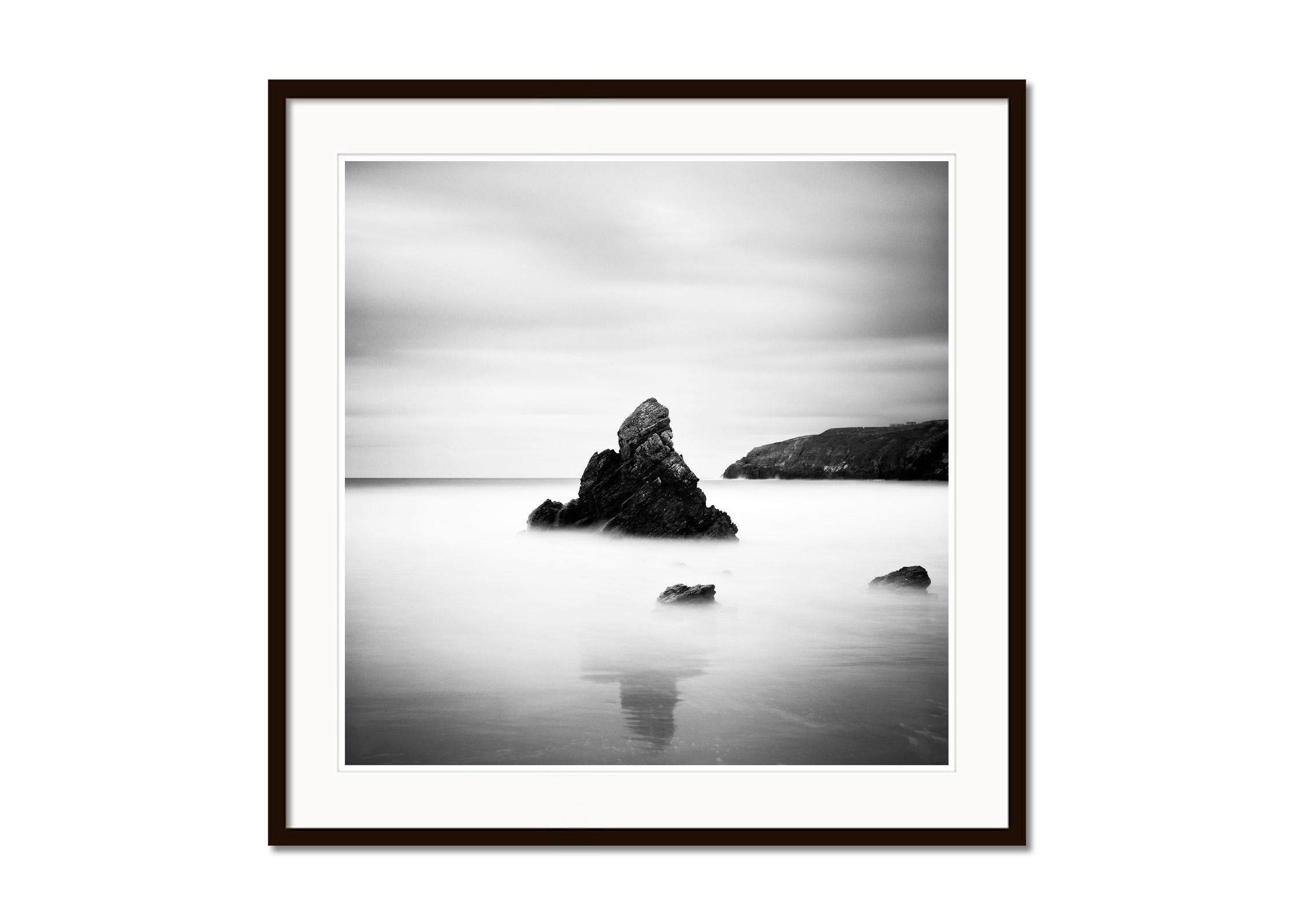 Stack am Meer, schottische Felsenküste, Schottland, Schwarz-Weiß-Fotografie, Landschaft (Grau), Landscape Photograph, von Gerald Berghammer