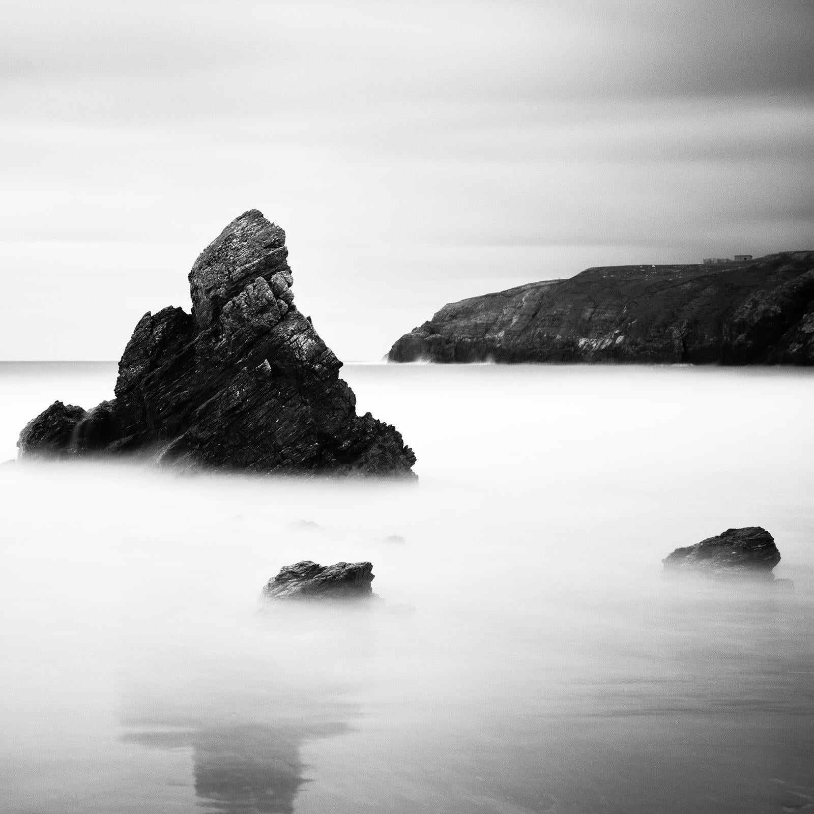 Stack am Meer, schottische Felsenküste, Schottland, Schwarz-Weiß-Fotografie, Landschaft im Angebot 3