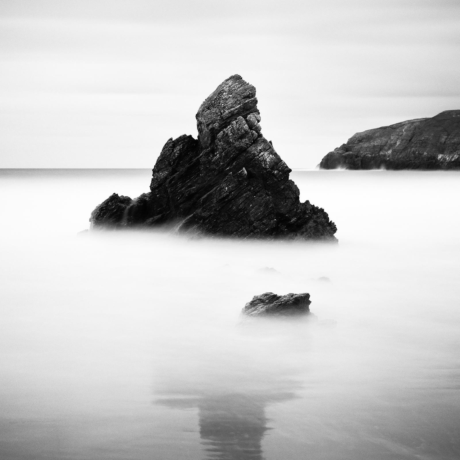 Stack am Meer, schottische Felsenküste, Schottland, Schwarz-Weiß-Fotografie, Landschaft im Angebot 4