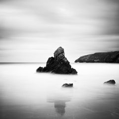 Stack am Meer, schottische Felsenküste, Schottland, Schwarz-Weiß-Fotografie, Landschaft