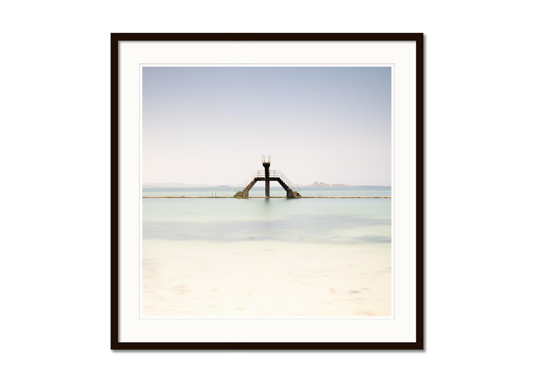 Meeres-Wasser- Swimming-Pool, Fotografie, Landschaft, Farbkunstdruck in limitierter Auflage (Grau), Landscape Photograph, von Gerald Berghammer