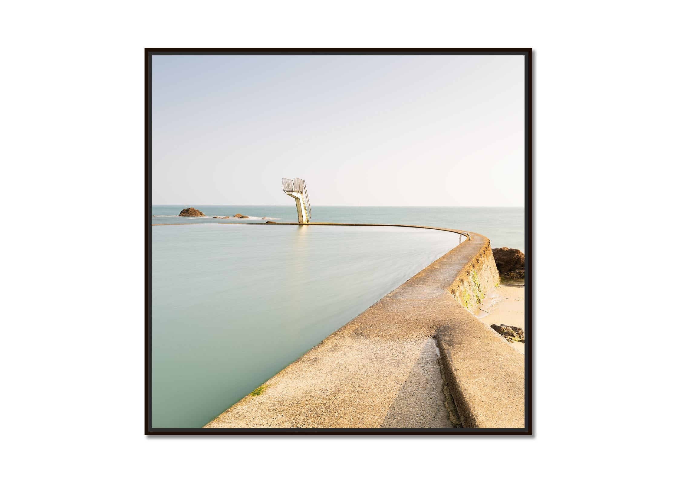 Meeres-Wasser- Swimming-Pool, Farbfotografie, limitierte Auflage, Meereslandschaft, Landschaft – Photograph von Gerald Berghammer