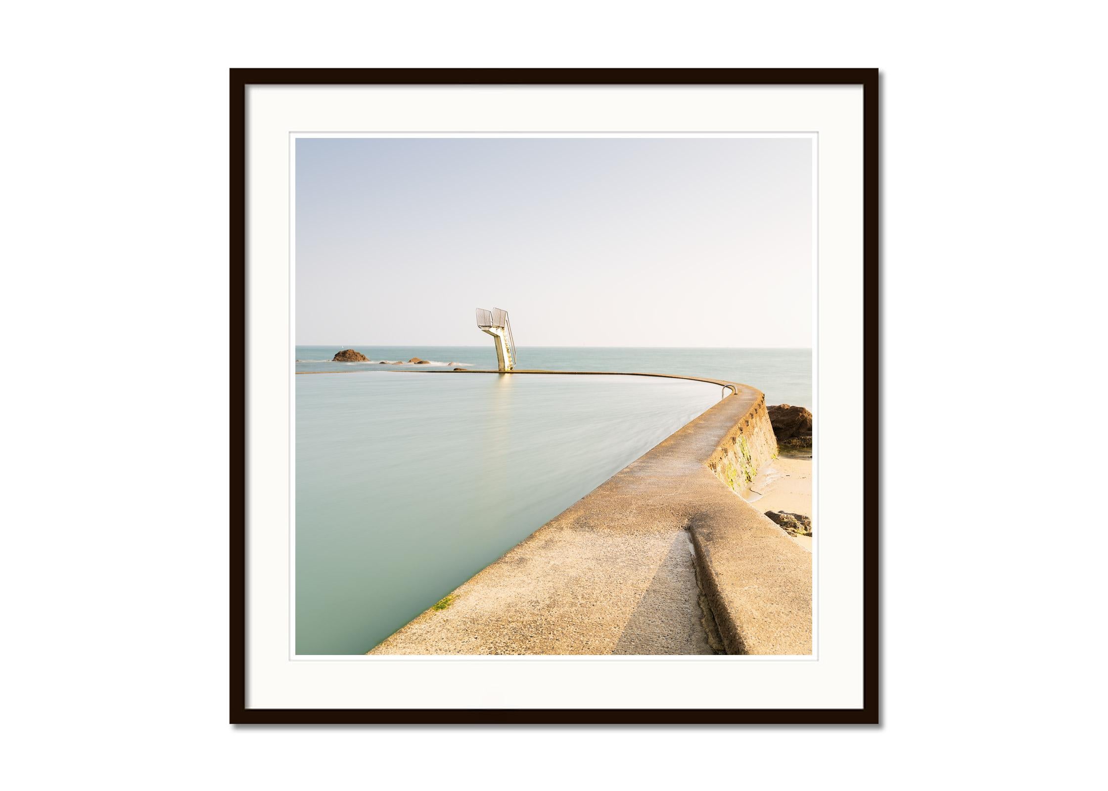 Meeres-Wasser- Swimming-Pool, Farbfotografie, limitierte Auflage, Meereslandschaft, Landschaft (Beige), Color Photograph, von Gerald Berghammer
