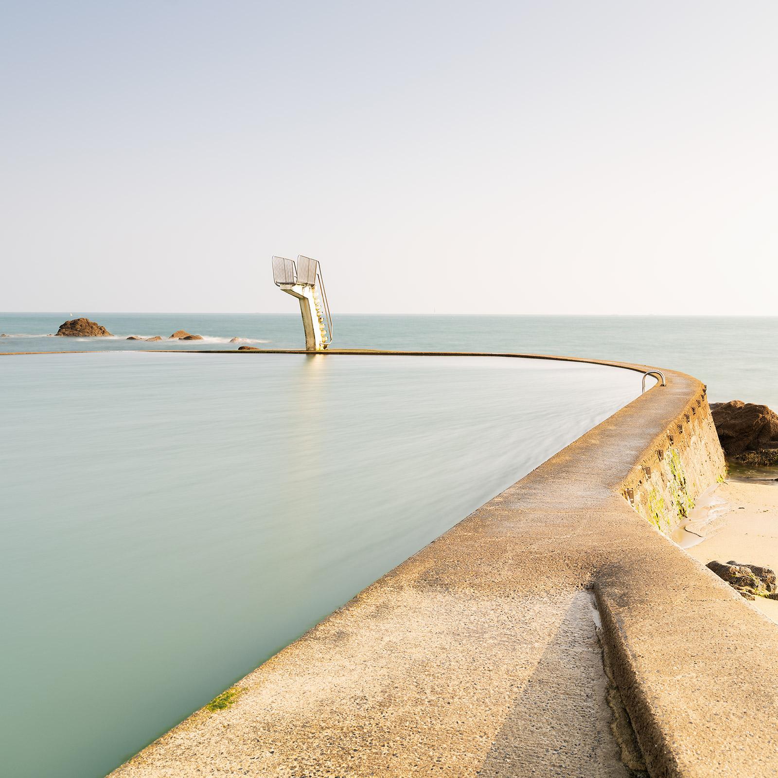Gerald Berghammer Color Photograph – Meeres-Wasser- Swimming-Pool, Farbfotografie, limitierte Auflage, Meereslandschaft, Landschaft
