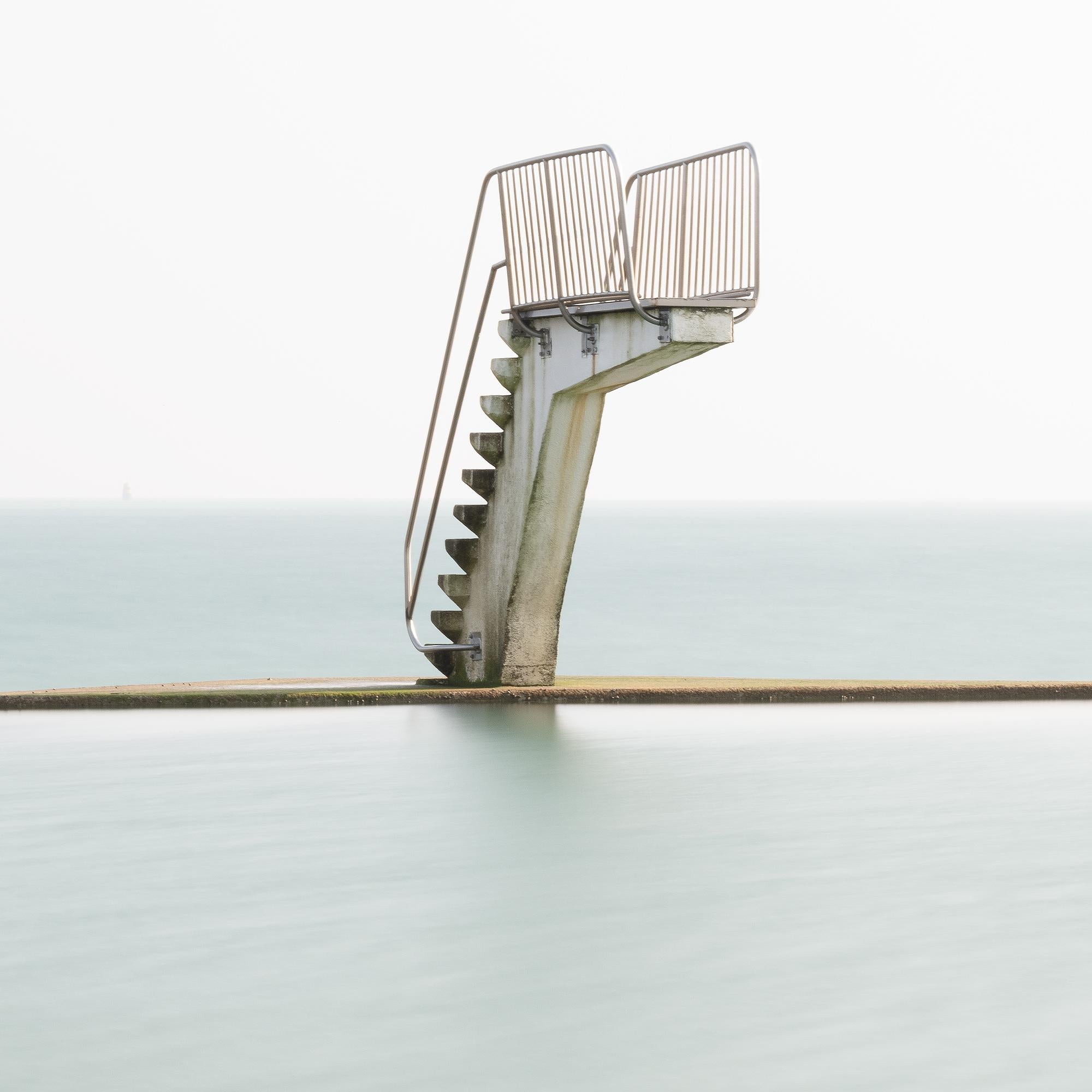 Pool d'eau douce, plateforme de plongée, photographie en couleur, édition limitée en vente 7