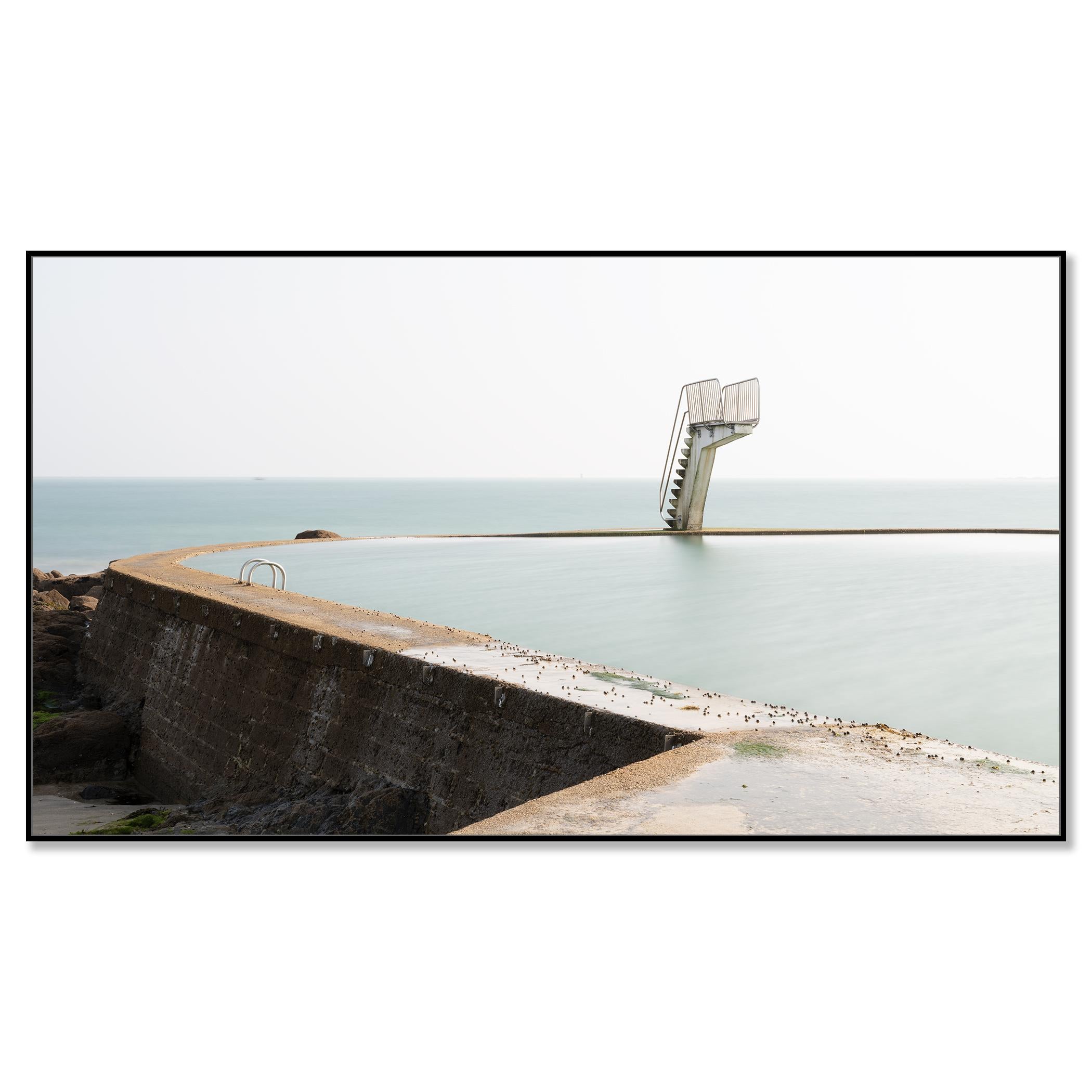 Pool d'eau douce, plateforme de plongée, photographie en couleur, édition limitée - Contemporain Photograph par Gerald Berghammer