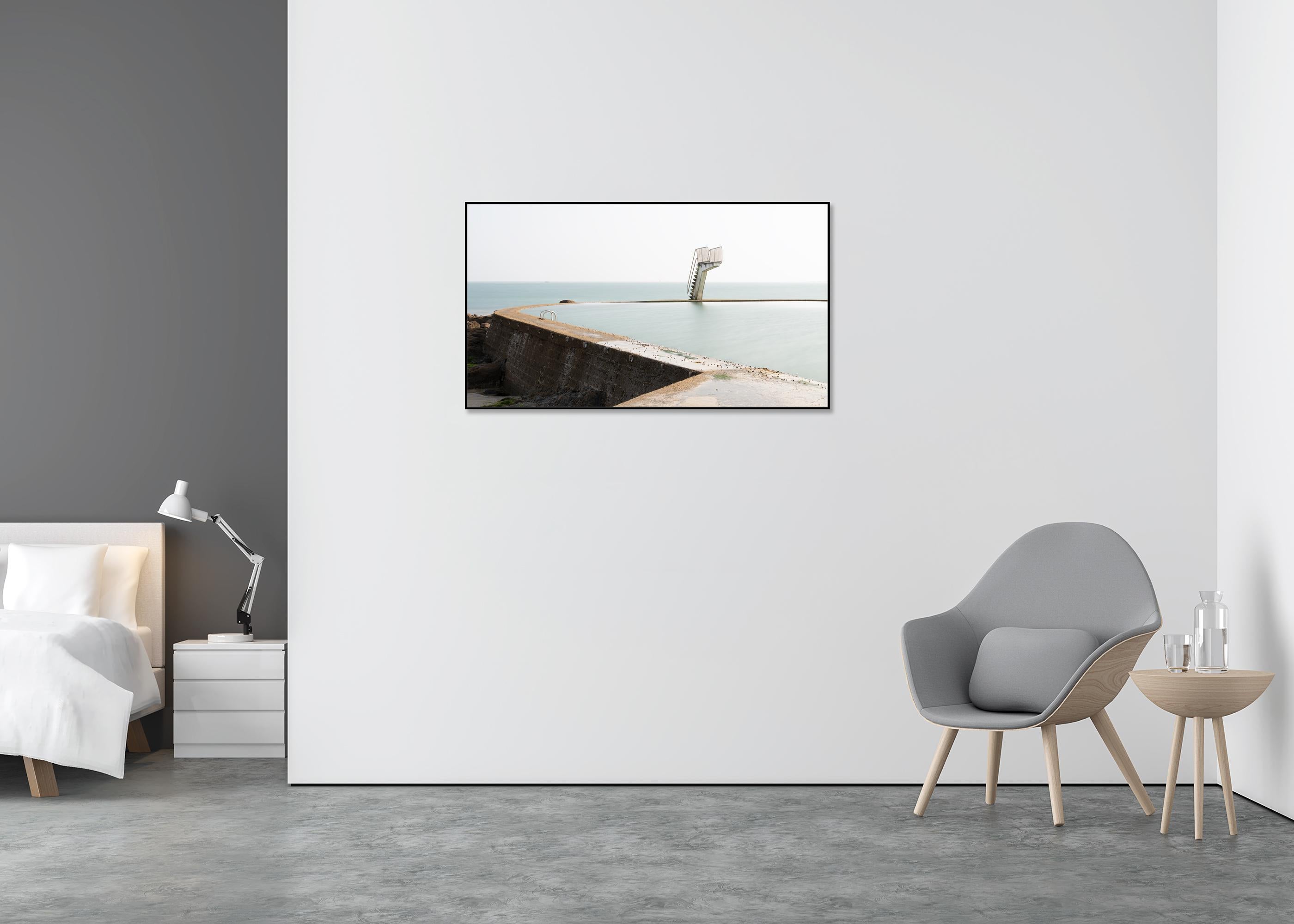 Pool d'eau douce, plateforme de plongée, photographie en couleur, édition limitée - Beige Color Photograph par Gerald Berghammer