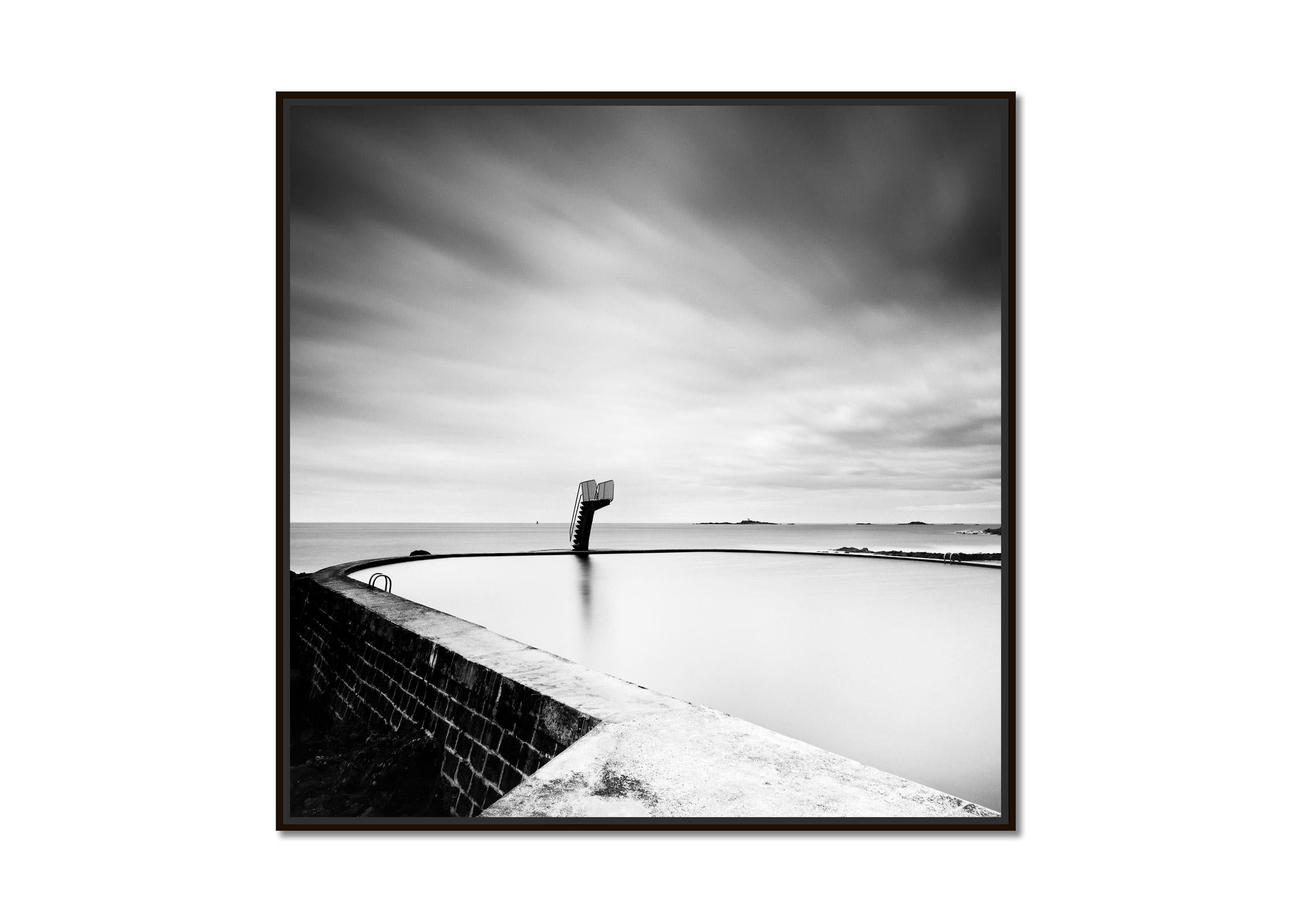 Piscine en bord de mer, Océan Atlantique, photographie noir et blanc, paysage marin, paysage. - Photograph de Gerald Berghammer